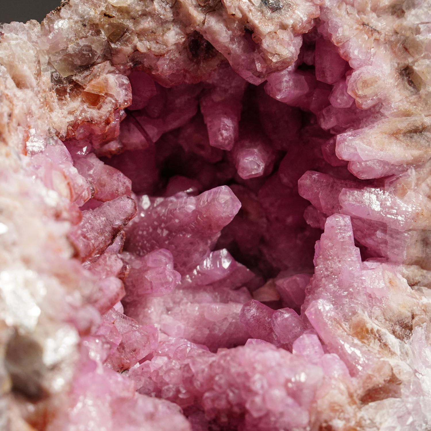 Cobaltoan Calcite from Bou Azzer District, Anti-Atlas Mountains, Ouarzazate, Mor In New Condition For Sale In New York, NY