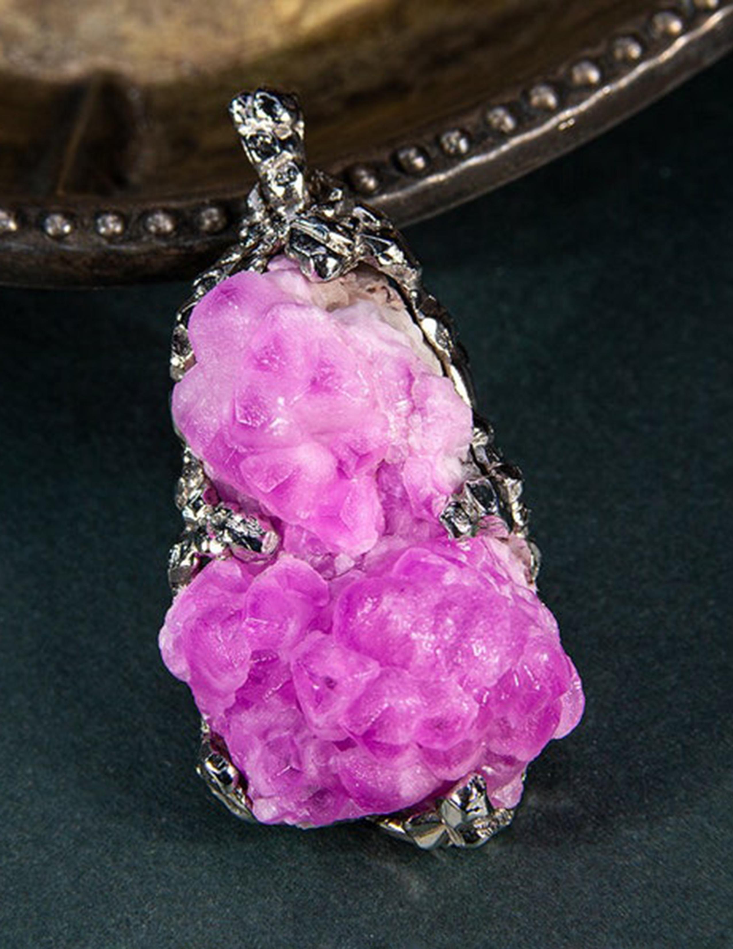 Artisan Pendentif en argent Cobaltocalcite rose vif, pierre précieuse rare en cristal brut  en vente
