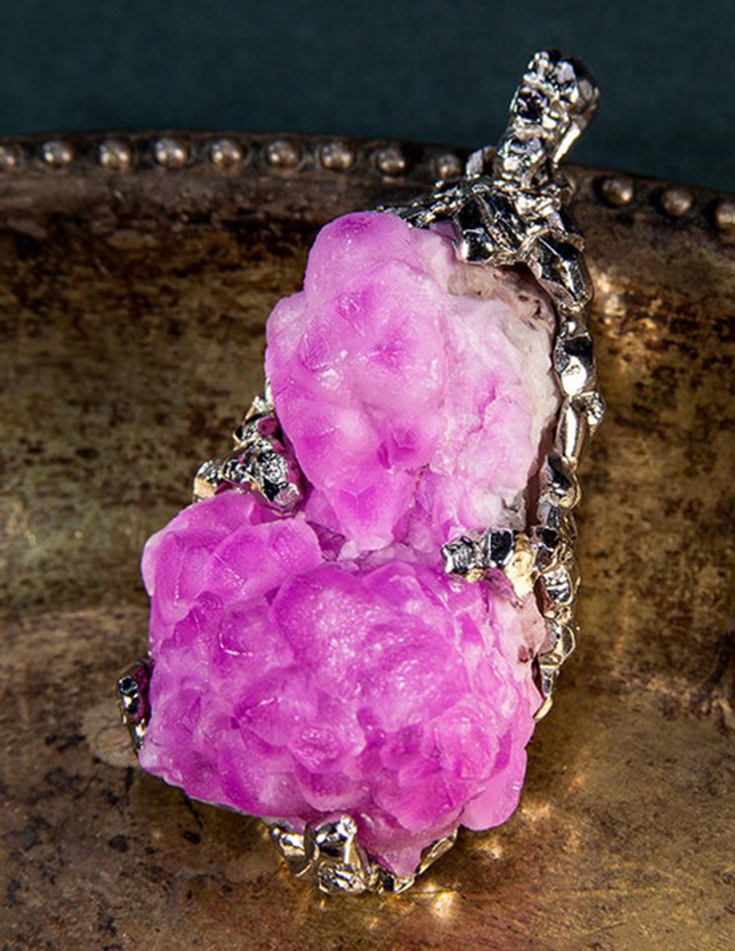 Pendentif en argent Cobaltocalcite rose vif, pierre précieuse rare en cristal brut  en vente 1