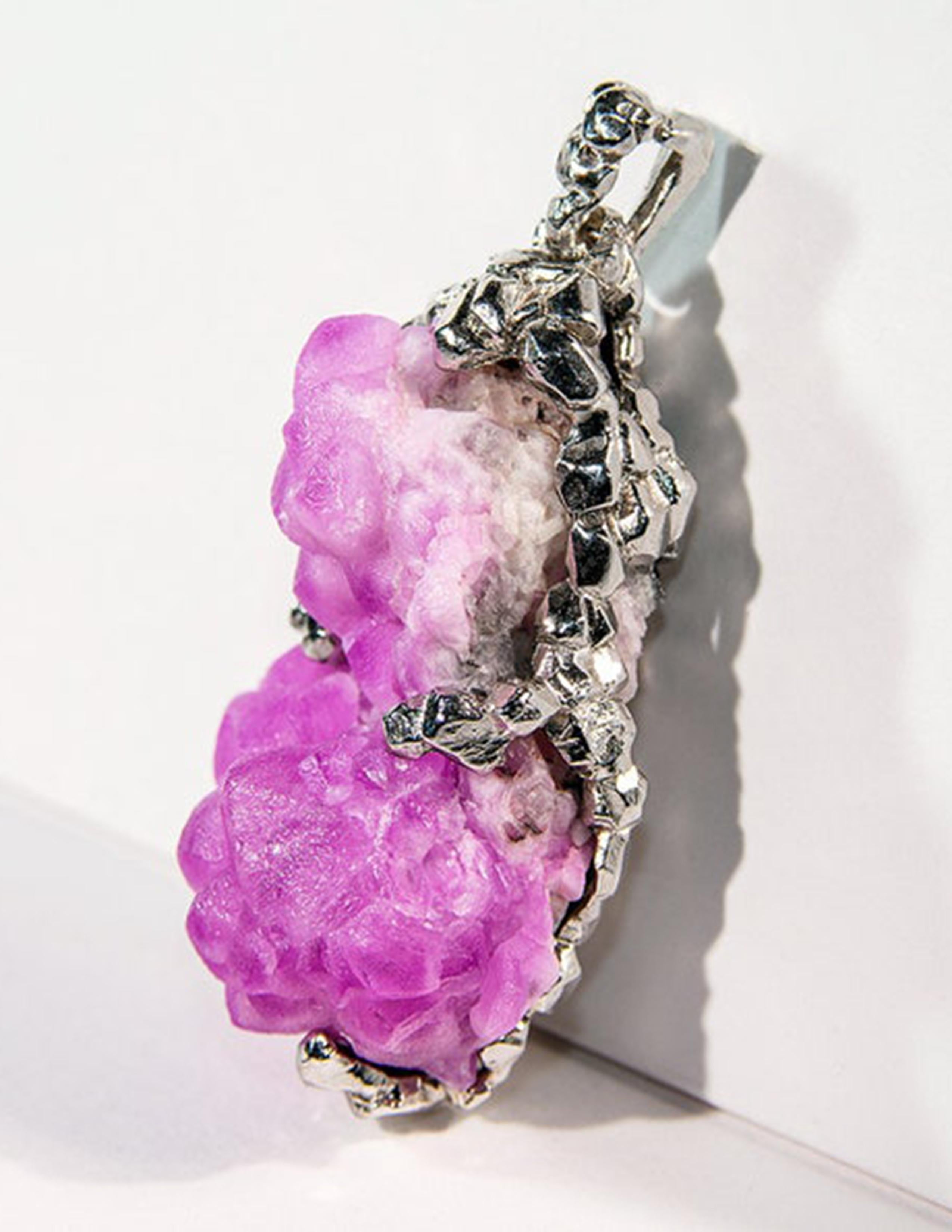 Pendentif en argent Cobaltocalcite rose vif, pierre précieuse rare en cristal brut  en vente 3