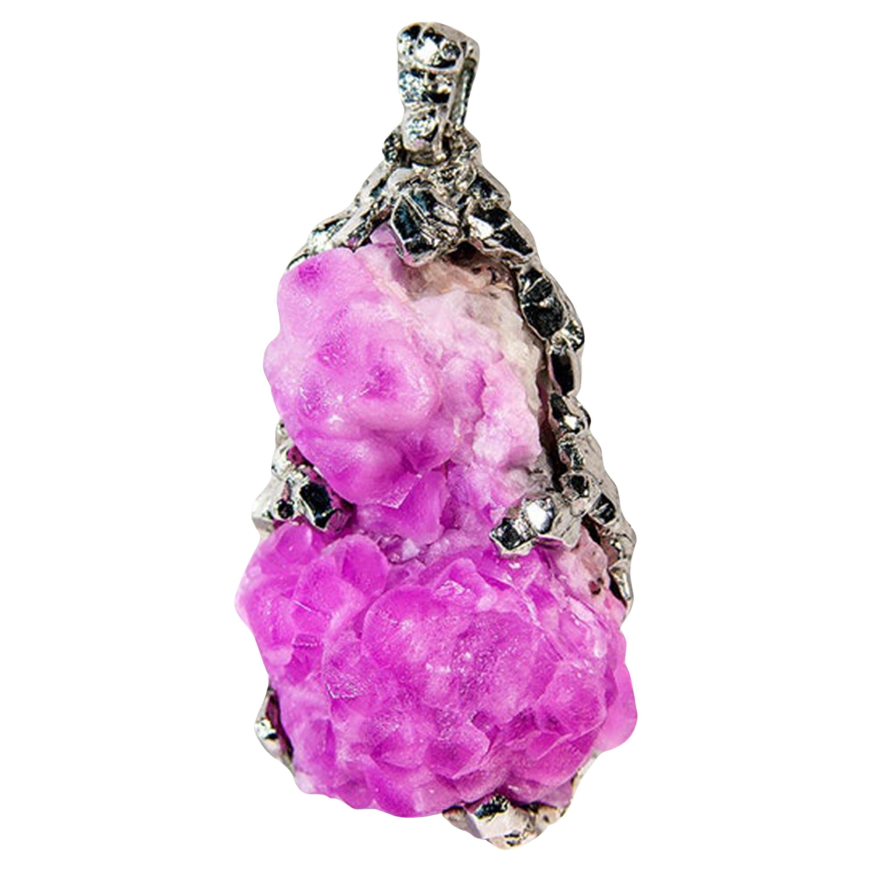 Pendentif en argent Cobaltocalcite rose vif, pierre précieuse rare en cristal brut  en vente