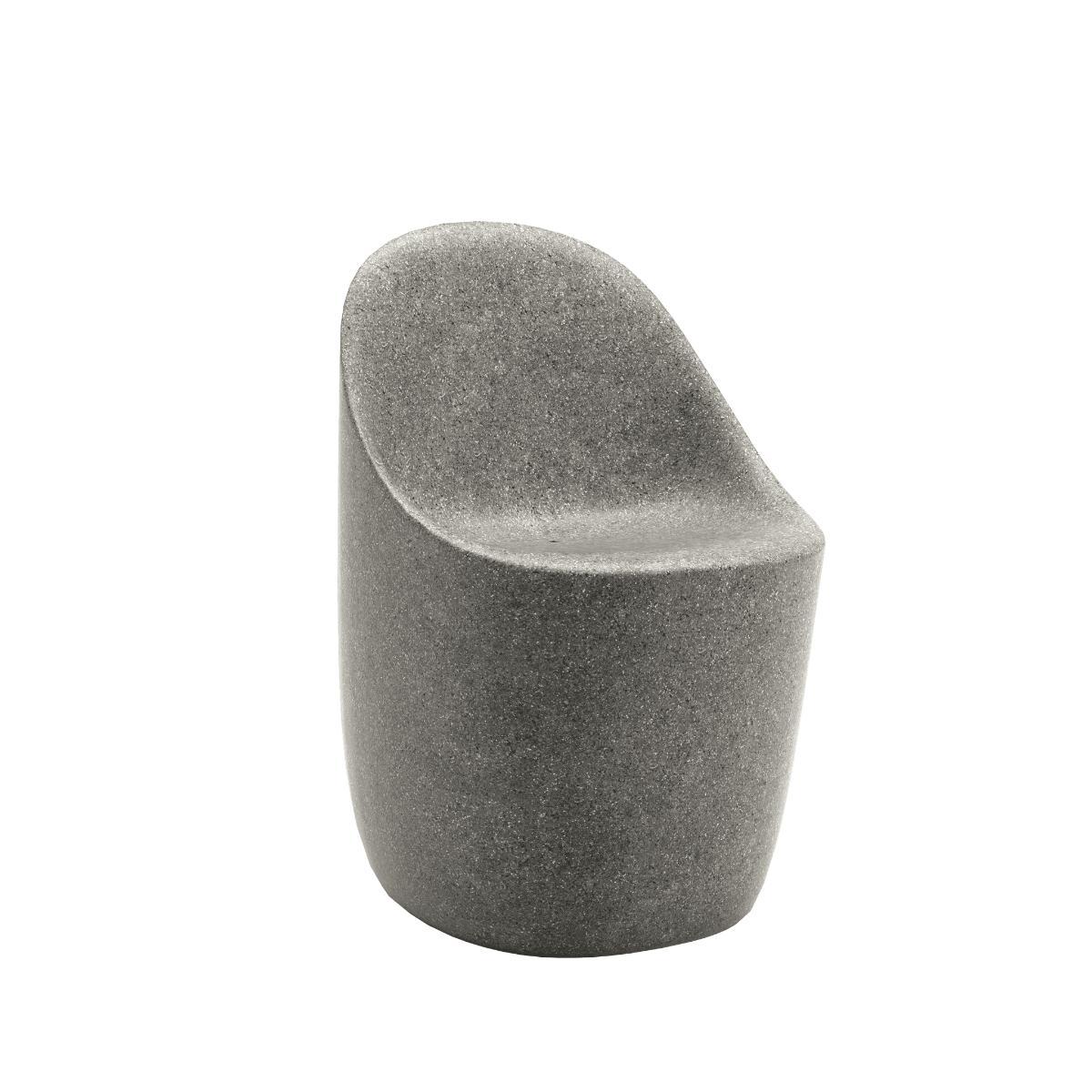 Le siège Cobble est une chaise confortable fournie dans les mêmes couleurs que la base de la table Cobble, produite en polyéthylène recyclable, conçue par Elisa Giovannoni.

Siège rotomoulé en polyéthylène recyclable coloré par lots, convenant pour