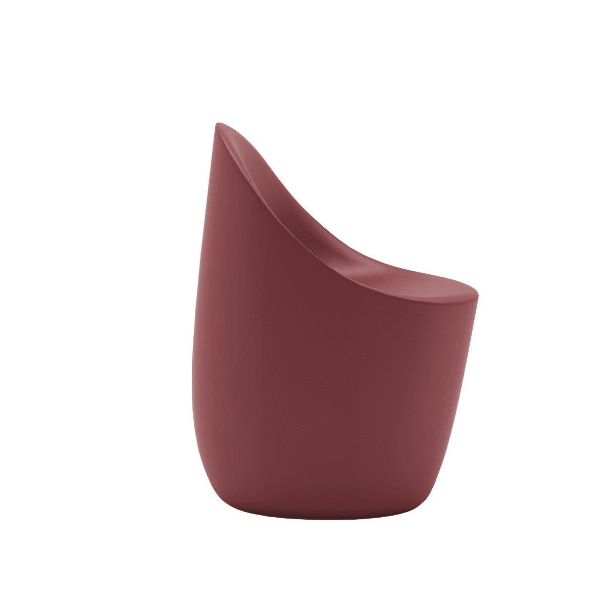Le siège Cobble est une chaise confortable fournie dans les mêmes couleurs que la base de la table Cobble, produite en polyéthylène recyclable, conçue par Elisa Giovannoni.

Siège rotomoulé en polyéthylène recyclable coloré par lots, convenant pour