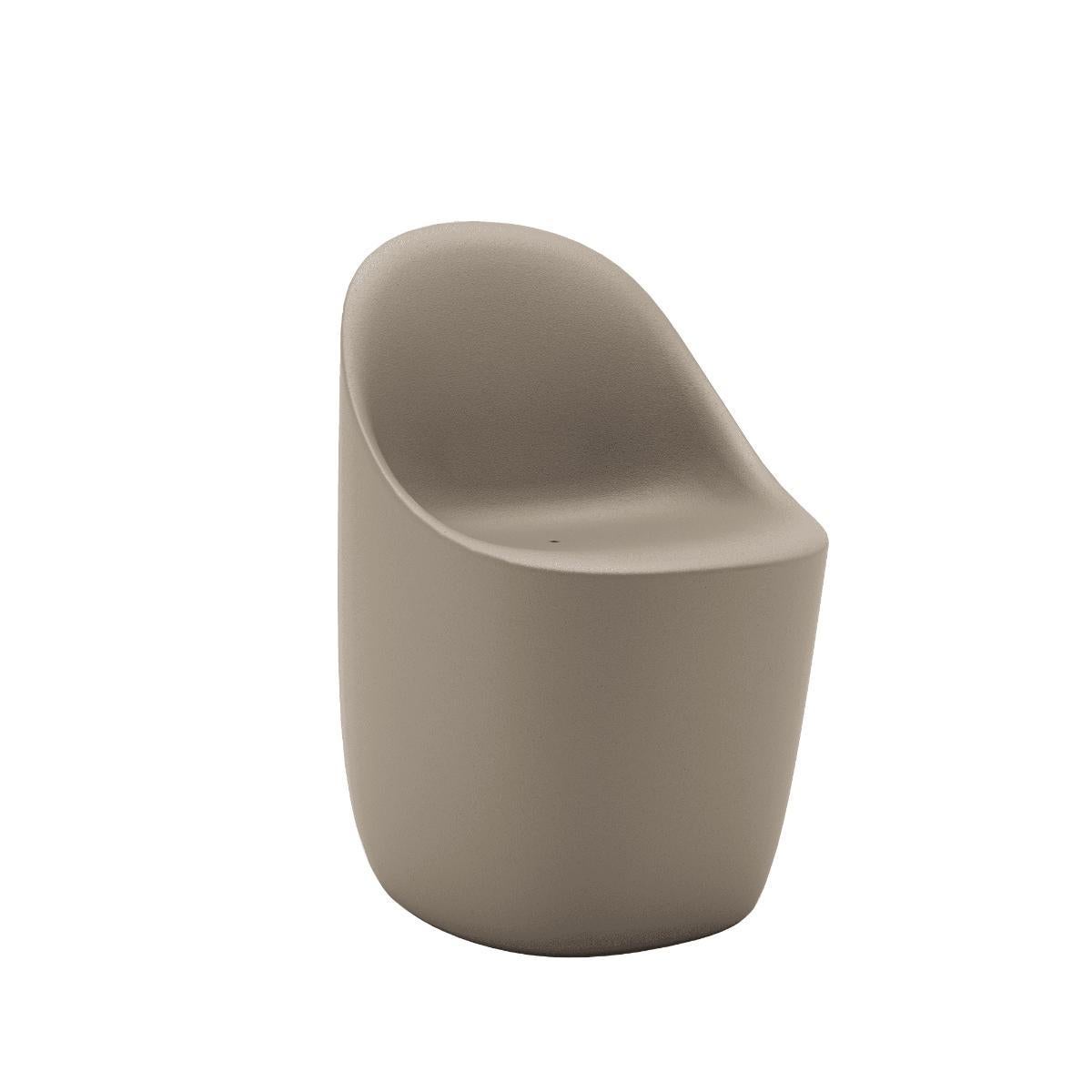Le siège Cobble est une chaise confortable fournie dans les mêmes couleurs que la base de la table Cobble, produite en polyéthylène recyclable, conçue par Elisa Giovannoni.

Siège rotomoulé en polyéthylène recyclable coloré par lots, convenant pour