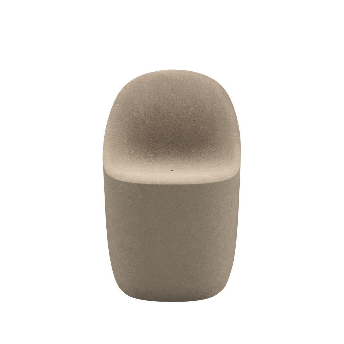 Il tavolo Cobble Table disegnato da Elisa Giovannoni è caratterizzato da una base centrale in cui è possibile inserire un secchio contenente piante o ghiaccio per mantenere fresche le bottiglie. La seduta Cobble è una comoda sedia disponibile negli