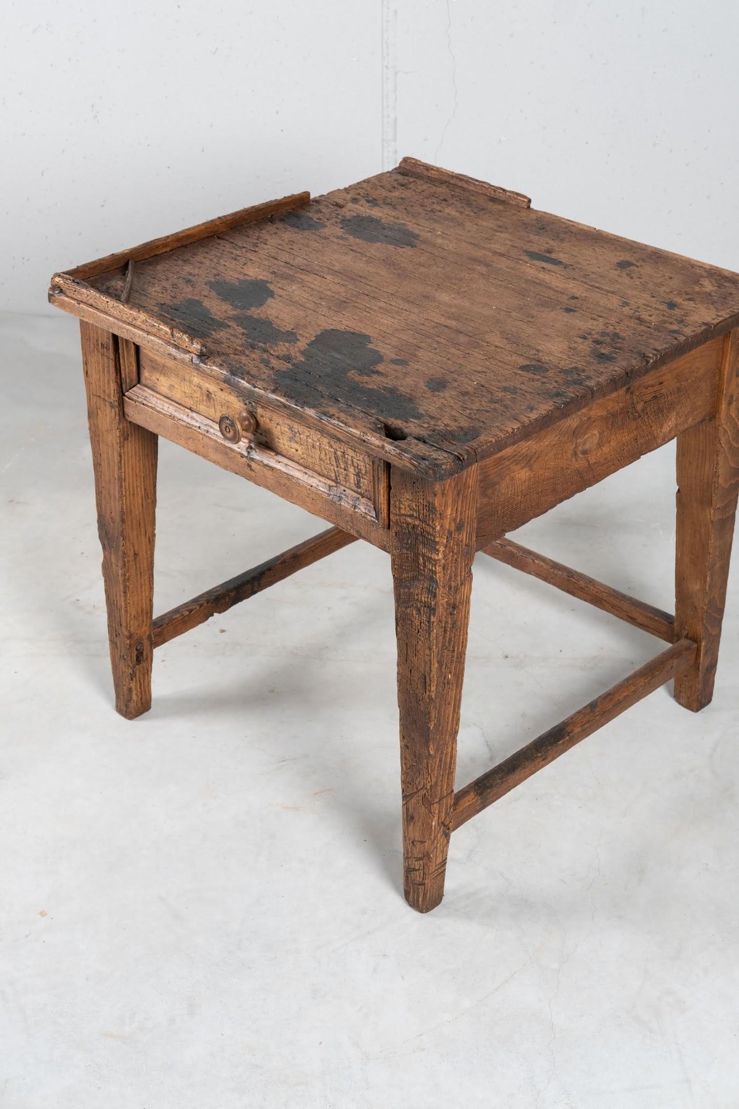 Cobbler Table, Italy, Late 1700 In Excellent Condition For Sale In New York, NY