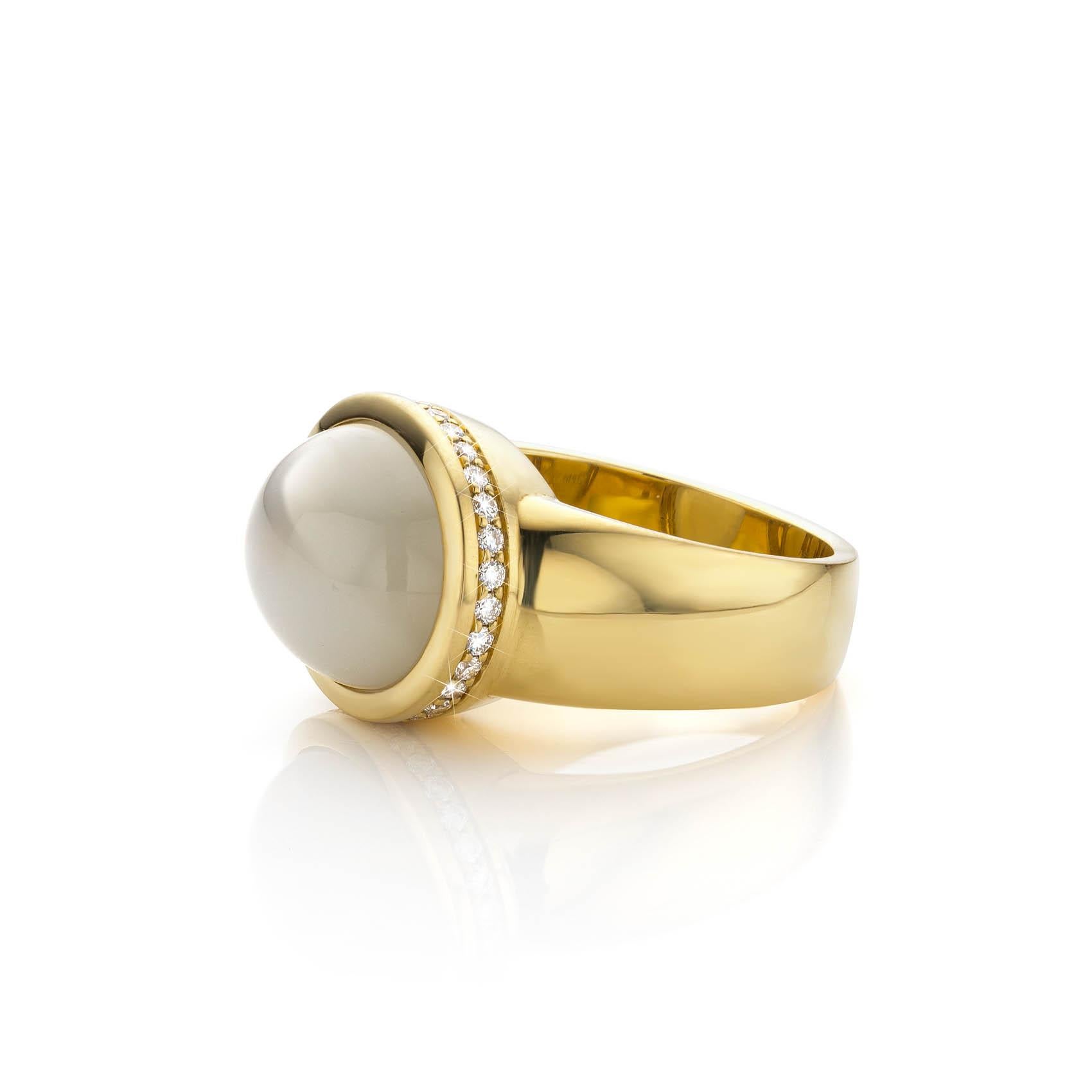 For Sale:  Cober 18 Carat Yellow Gold with Moonstone and 31 Brilliant-cut Diamonds Ring 4