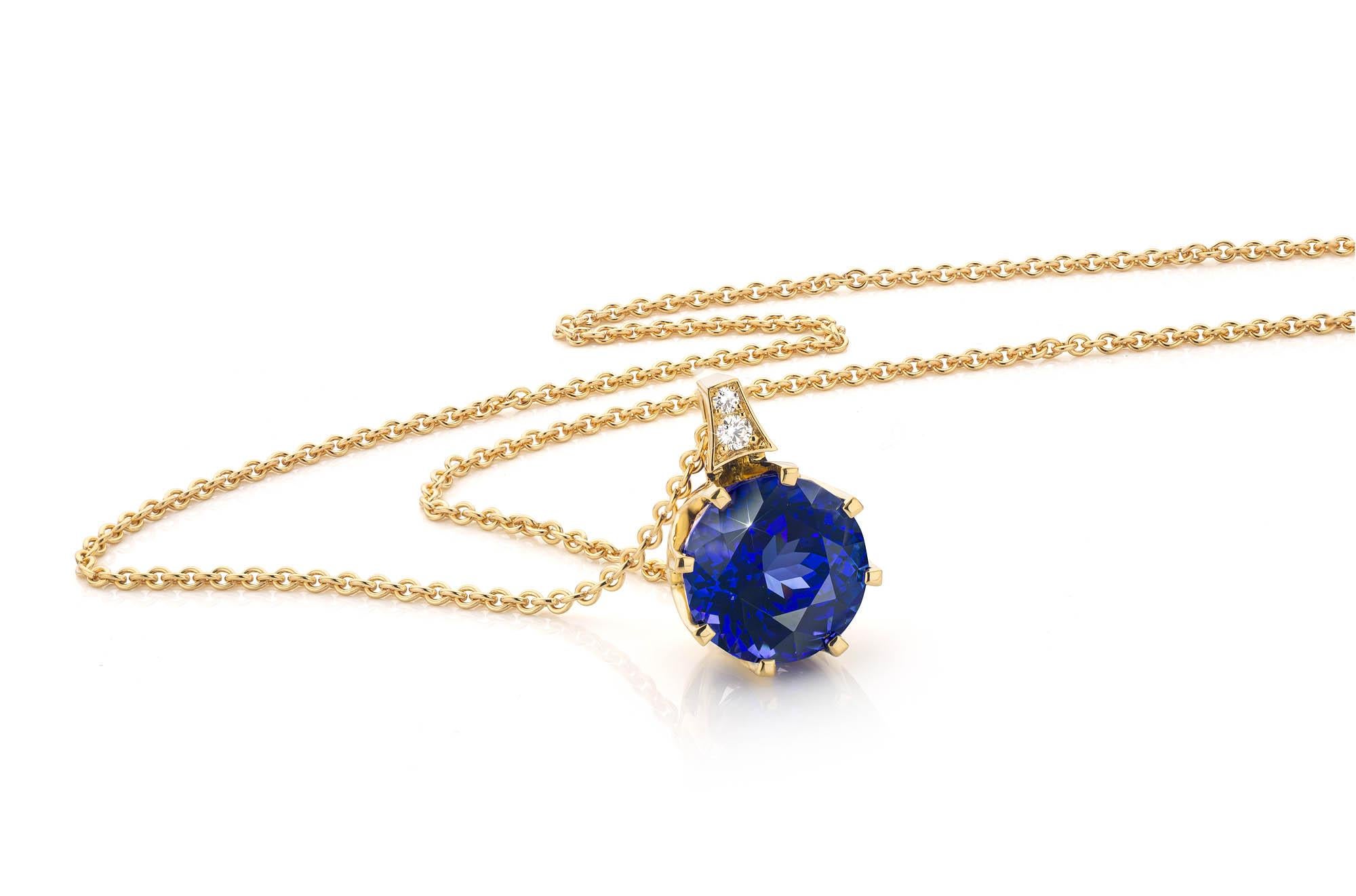 Contemporary Cober “African dream”with 15.56 ct. Tanzanite and 2 Diamonds YellowGold Pendant  For Sale