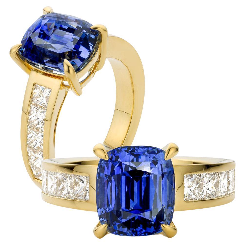 Im Angebot: Gelbgoldring aus Kupfer in schönem Blau mit 6,07 Karat Saphir und Diamanten  ()