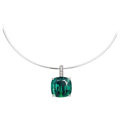 Pendentif en caoutchouc vert vif avec tourmaline verte 9,40 carats et diamants