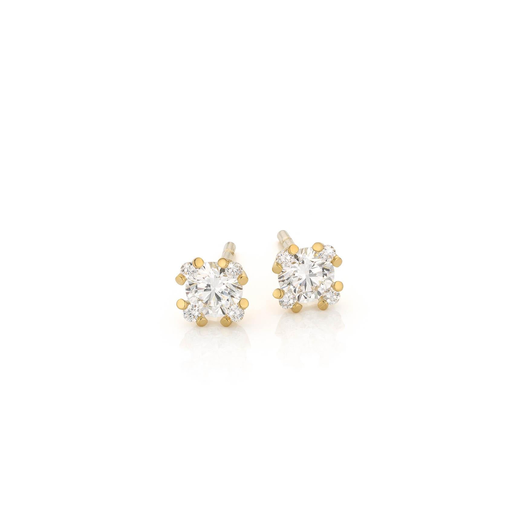 Cober “Dancing with the stars white” with a central 0.50 Carat Diamond Ear studs In New Condition For Sale In OSS, NH