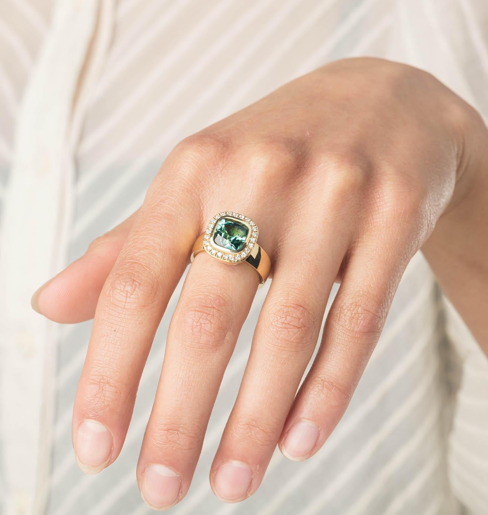 For Sale:  Cober “Dreams of green” grass-green Tourmaline and Brilliant cut Diamonds Ring 2