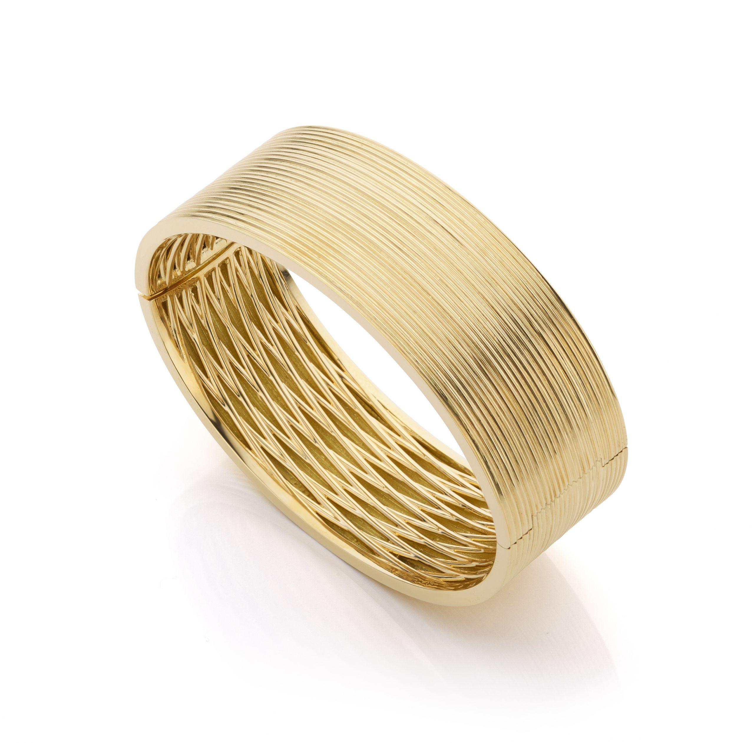Cober forever-closed “Fine Lines” 18 Carat Yellow Gold Width Bracelet In New Condition For Sale In OSS, NH