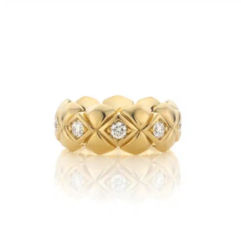 Contemporain Bague en or jaune de couleur E, fabriquée à la main avec 9 diamants de 0,09 carat en vente