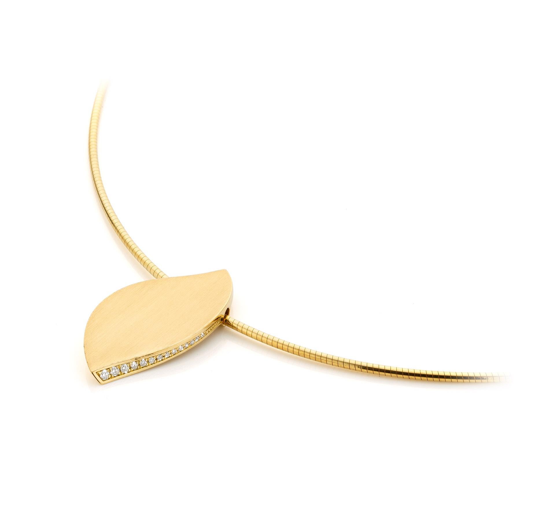 Contemporary Cober Jewellery with 14 Brilliant Cut Diamonds Yellow Gold leaf shaped Pendant For Sale