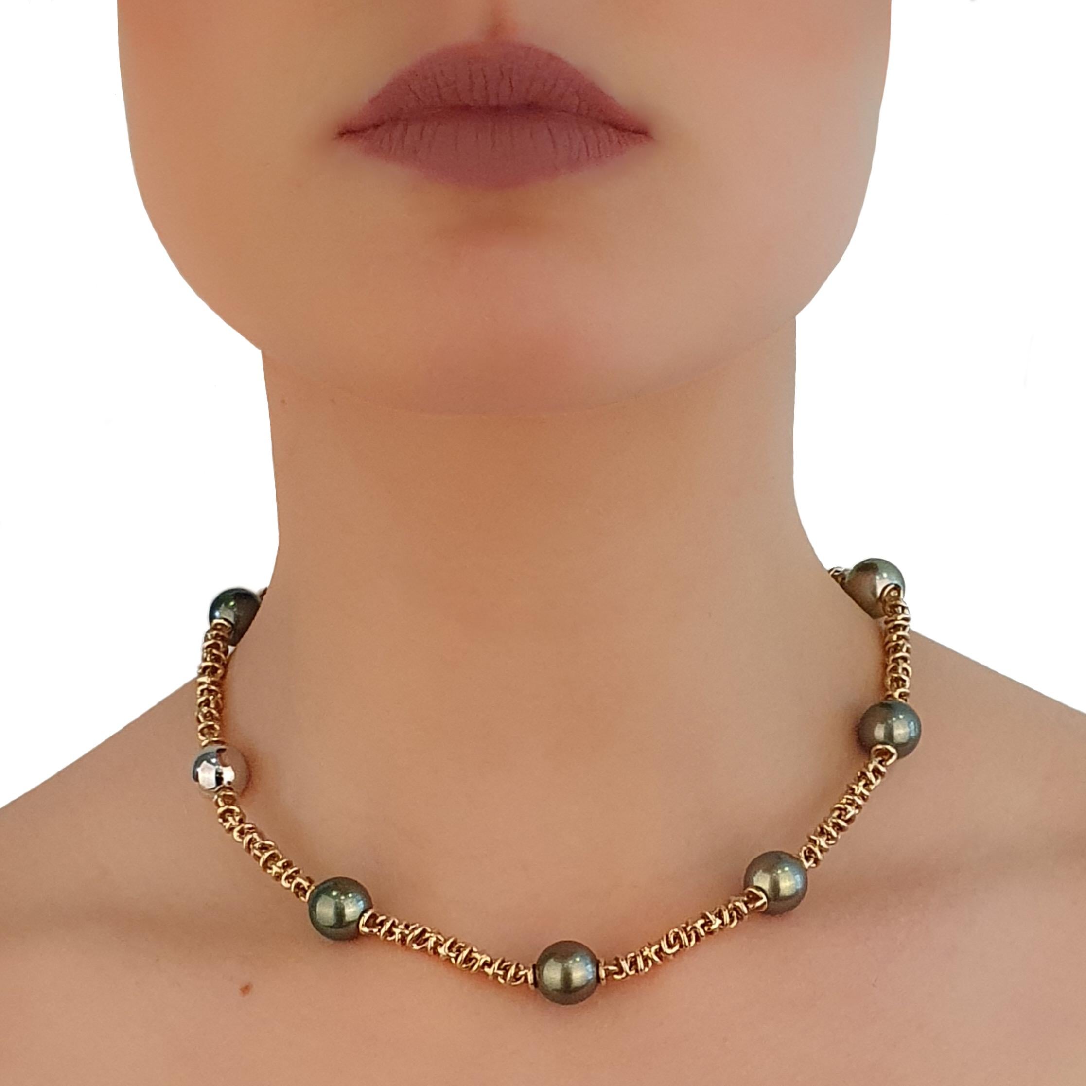 Halskette aus Kupferschmuck mit 18 Karat Gelbgold Tahiti-Perlen und Tahiti-Perlen (Rundschliff) im Angebot