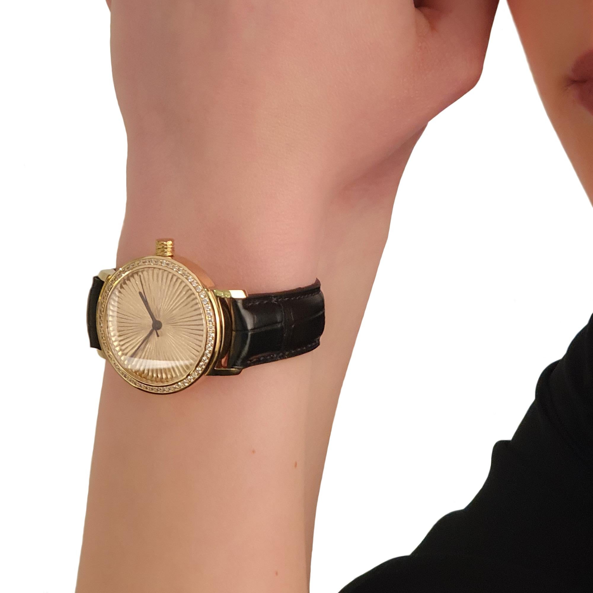 Handgefertigte Uhr mit einem automatischen Uhrwerk, ETA 2892-A2. Wasser- und staubdicht für 5 ATM. Die Lünette enthält 60 lupenreine Diamanten im Brillantschliff (E/LC). Das von Hand gefeilte Zifferblatt sticht am meisten hervor, denn es ist für