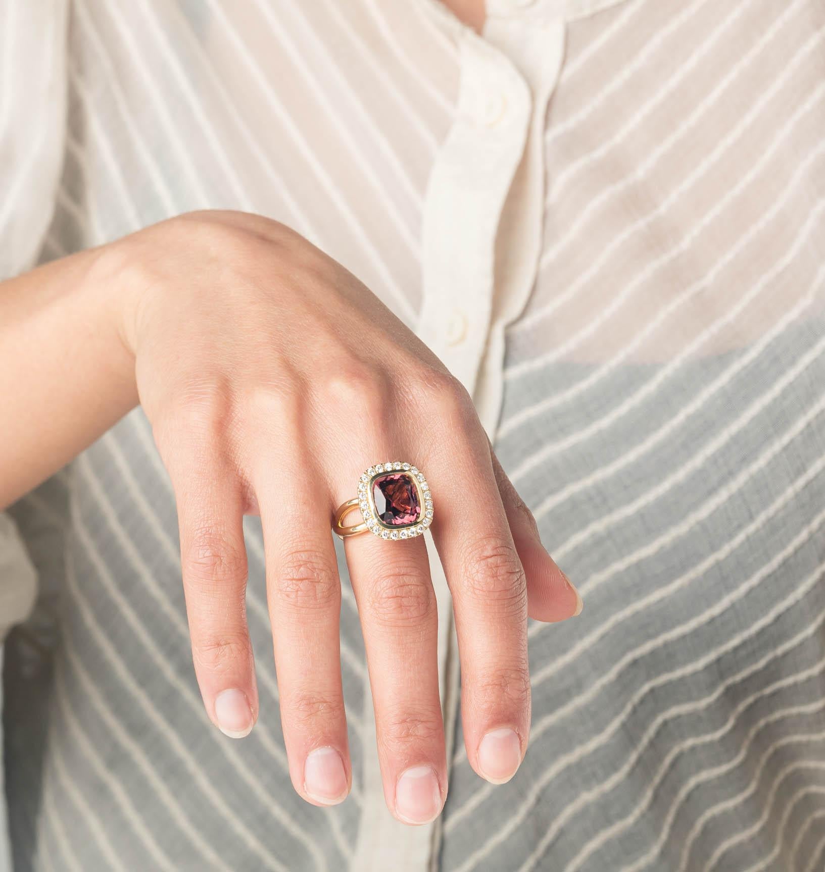 Verspielter rosa Ring mit tiefrosa Turmalin und 24 Diamanten  Cober-Schmuck

Technische Daten:
- Dieser Ring ist meistens auf Lager und direkt verfügbar! Von diesem Ring werden nur wenige Exemplare hergestellt. Das macht diesen Ring zu einem ganz