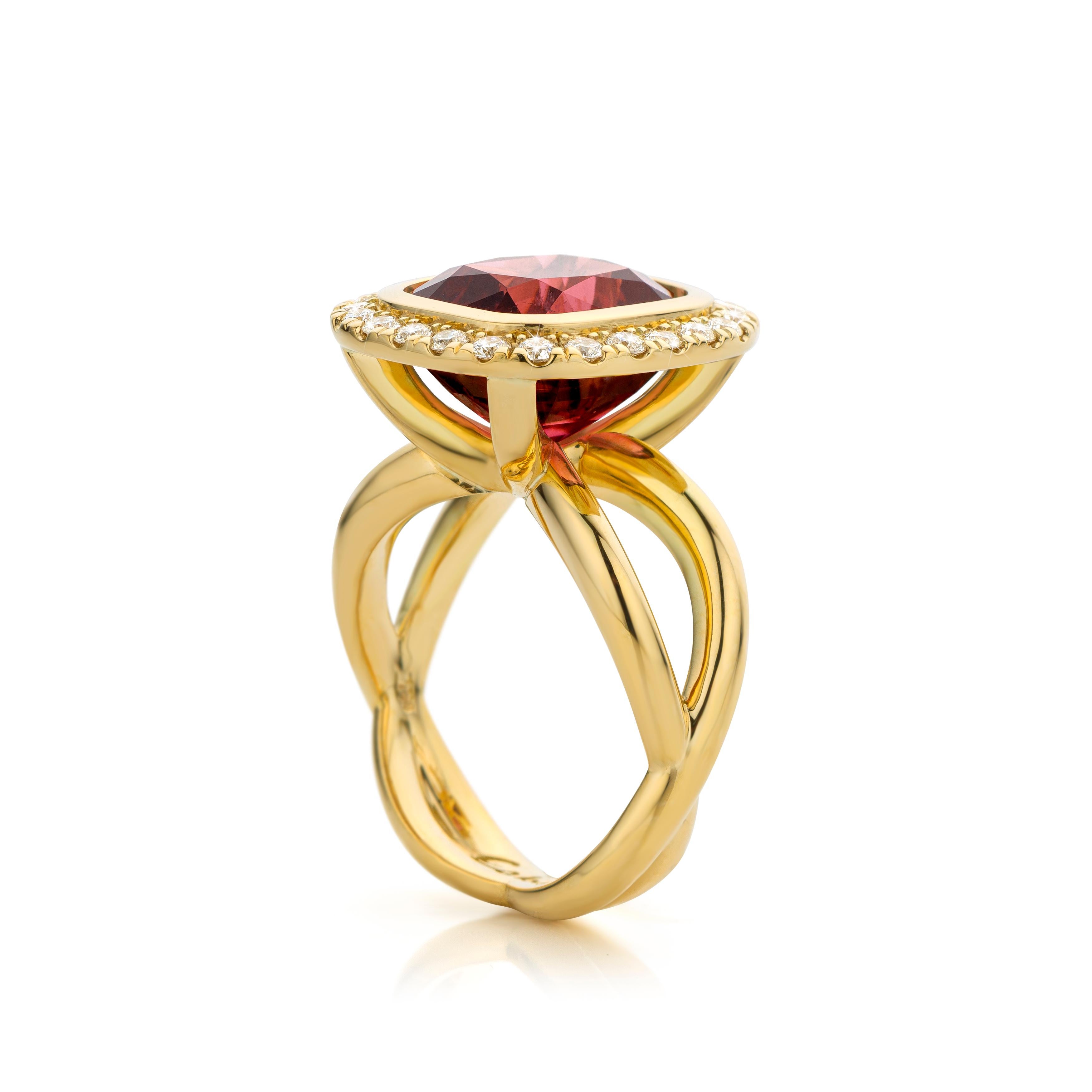 Gelbgoldring aus Kupfer mit verspieltem rosafarbenem Turmalin und 24 Diamanten im Zustand „Neu“ im Angebot in OSS, NH