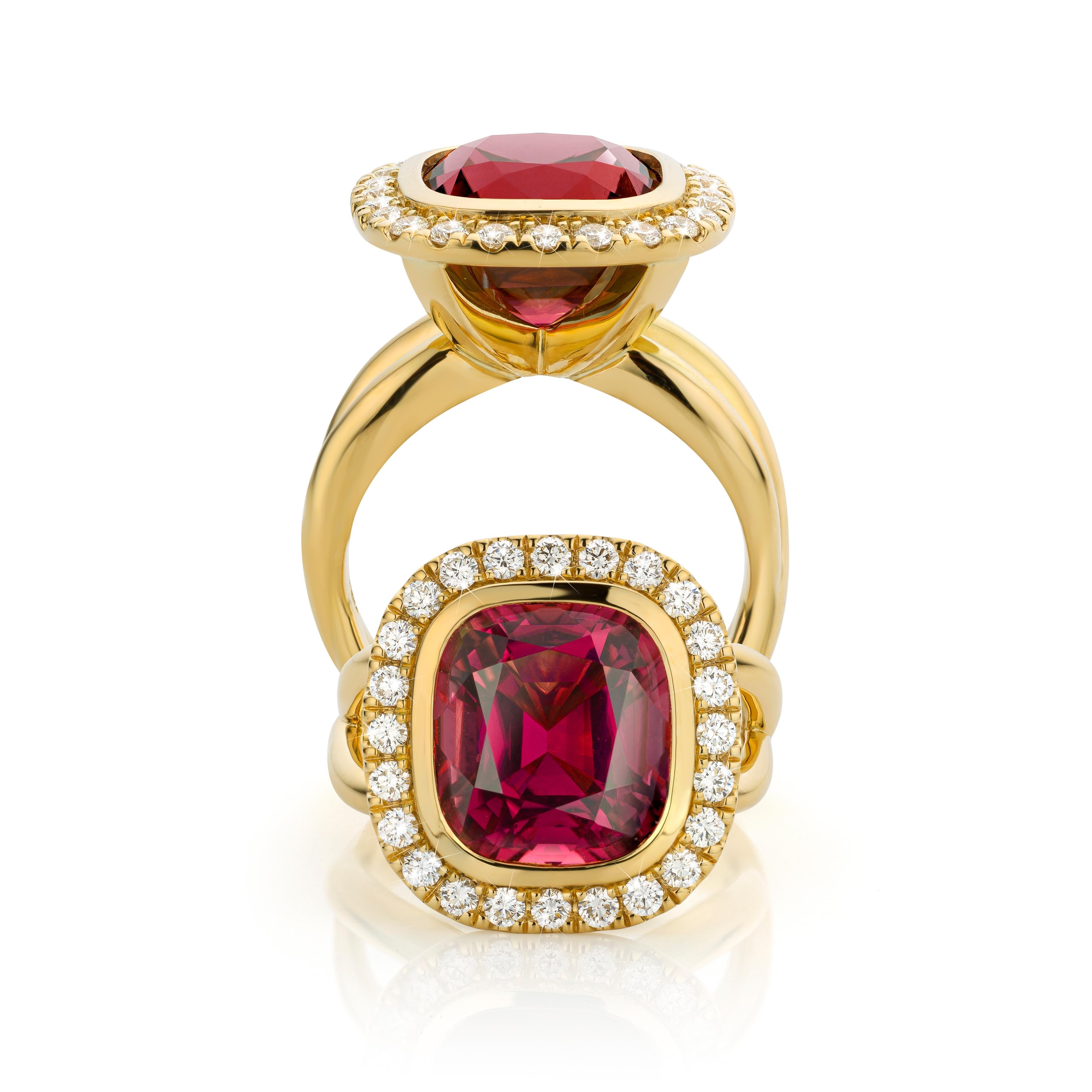 Gelbgoldring aus Kupfer mit verspieltem rosafarbenem Turmalin und 24 Diamanten im Angebot 1