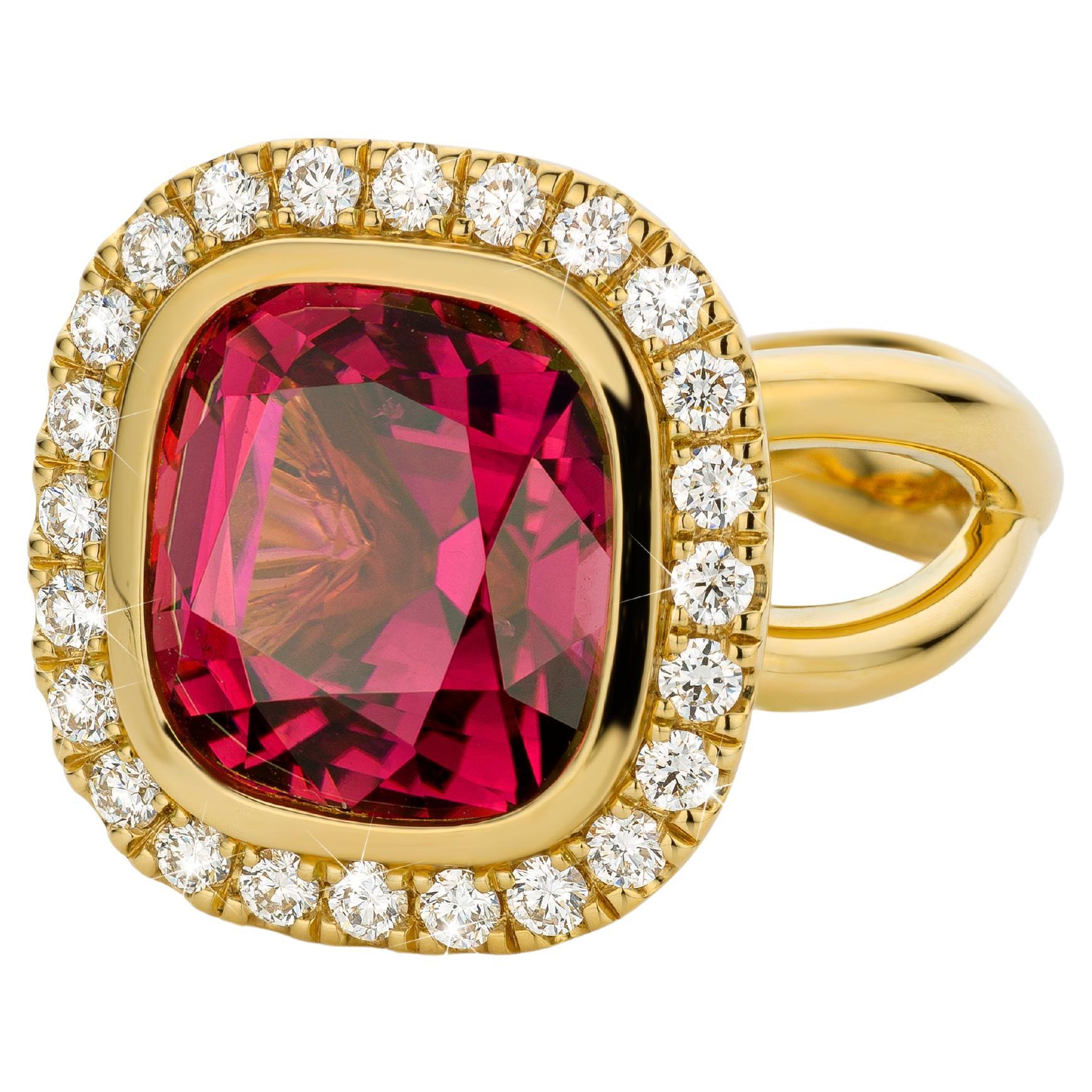 Gelbgoldring aus Kupfer mit verspieltem rosafarbenem Turmalin und 24 Diamanten im Angebot