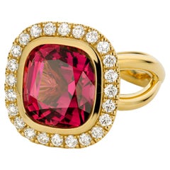 Cober "Playful Pink" con una Turmalina rosa intenso y 24 Diamantes Anillo de Oro Amarillo