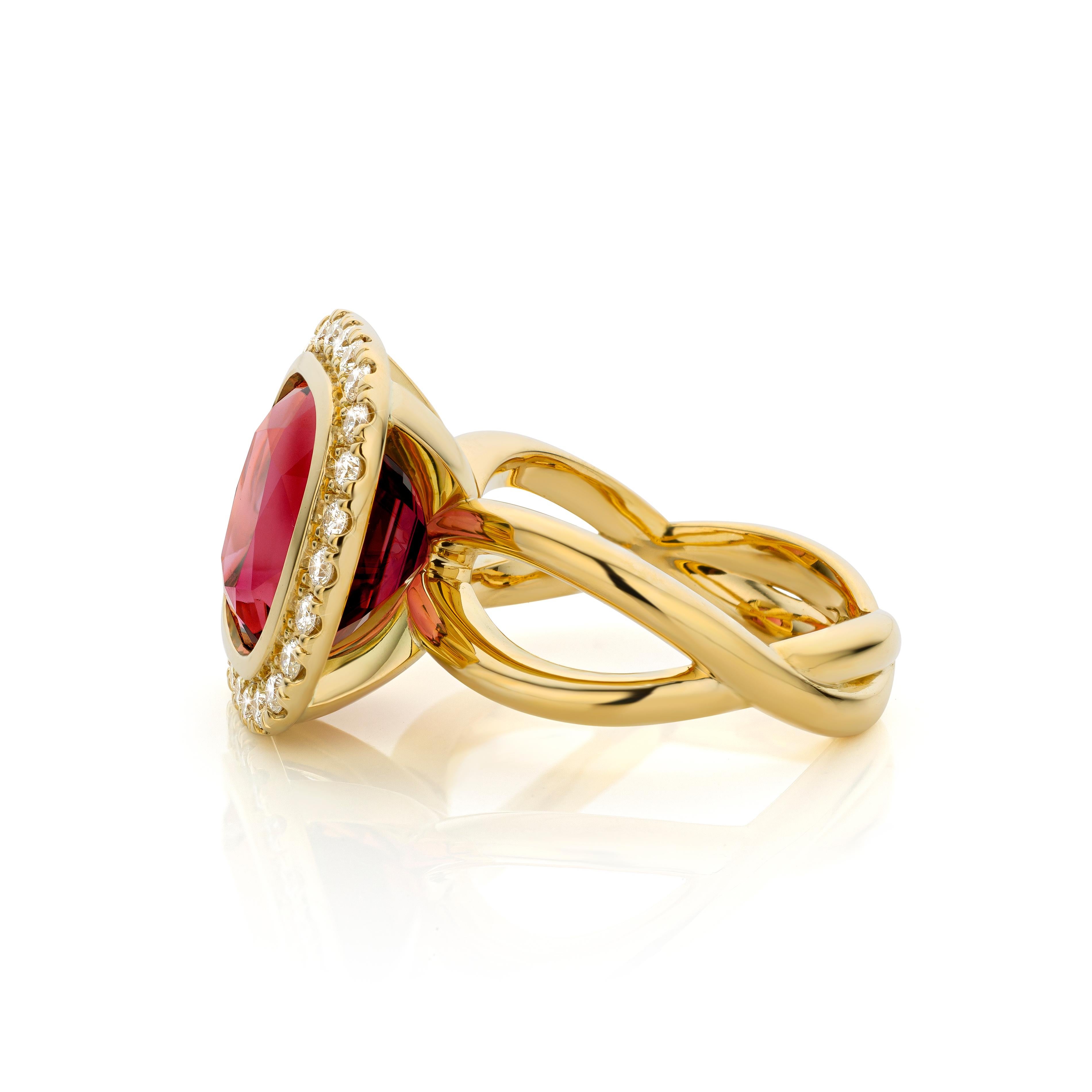 Brilliant Cut Cober “Playful Pink” with a deep pink Tourmaline and 24 Diamonds YellowGold Ring For Sale