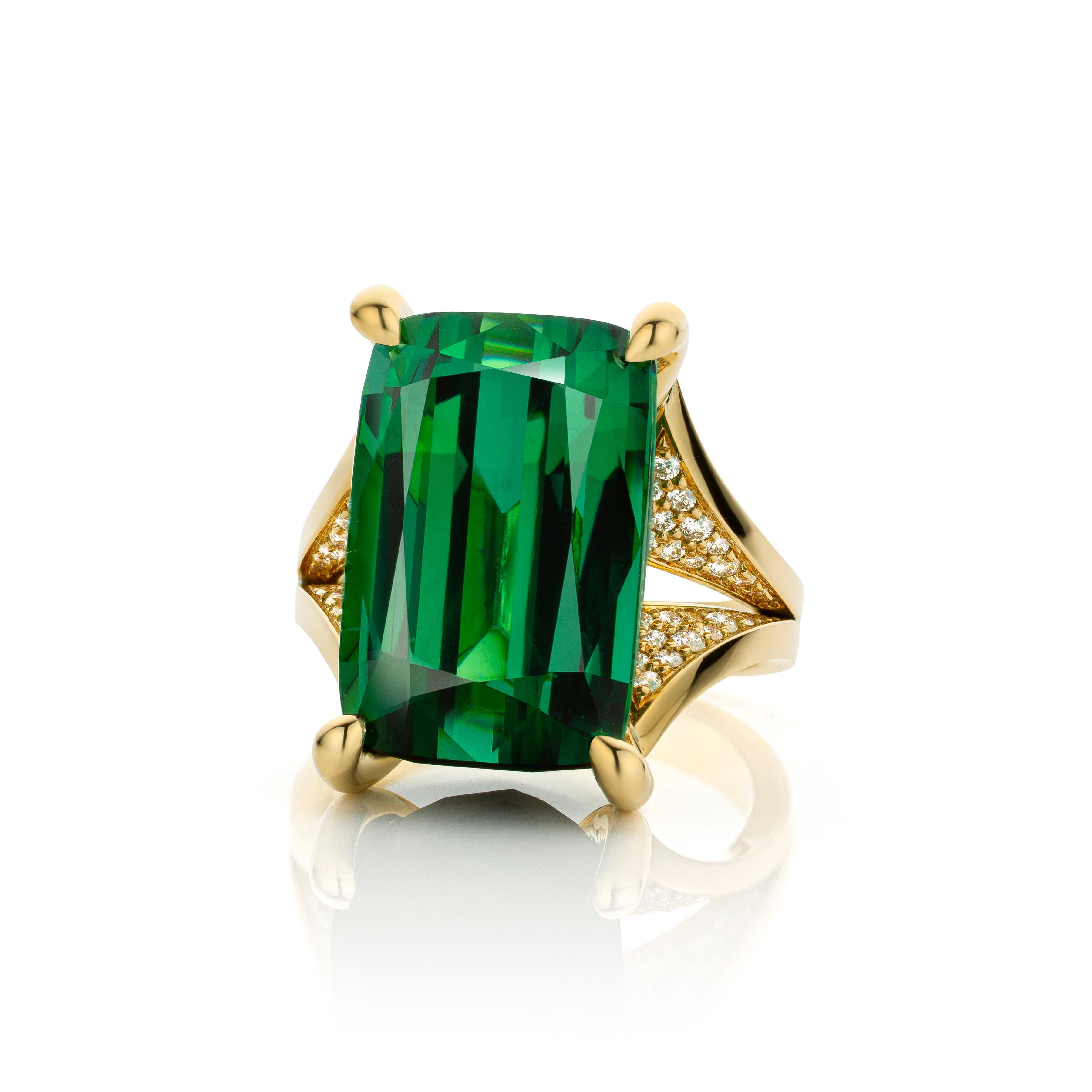 Contemporary Cober “Stunning Green” with a 8.09 Carat Tourmaline and 56 Diamonds Fashion Ring For Sale