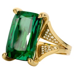 Bague à la mode en caoutchouc vert étonnant avec une tourmaline de 8,09 carats et 56 diamants