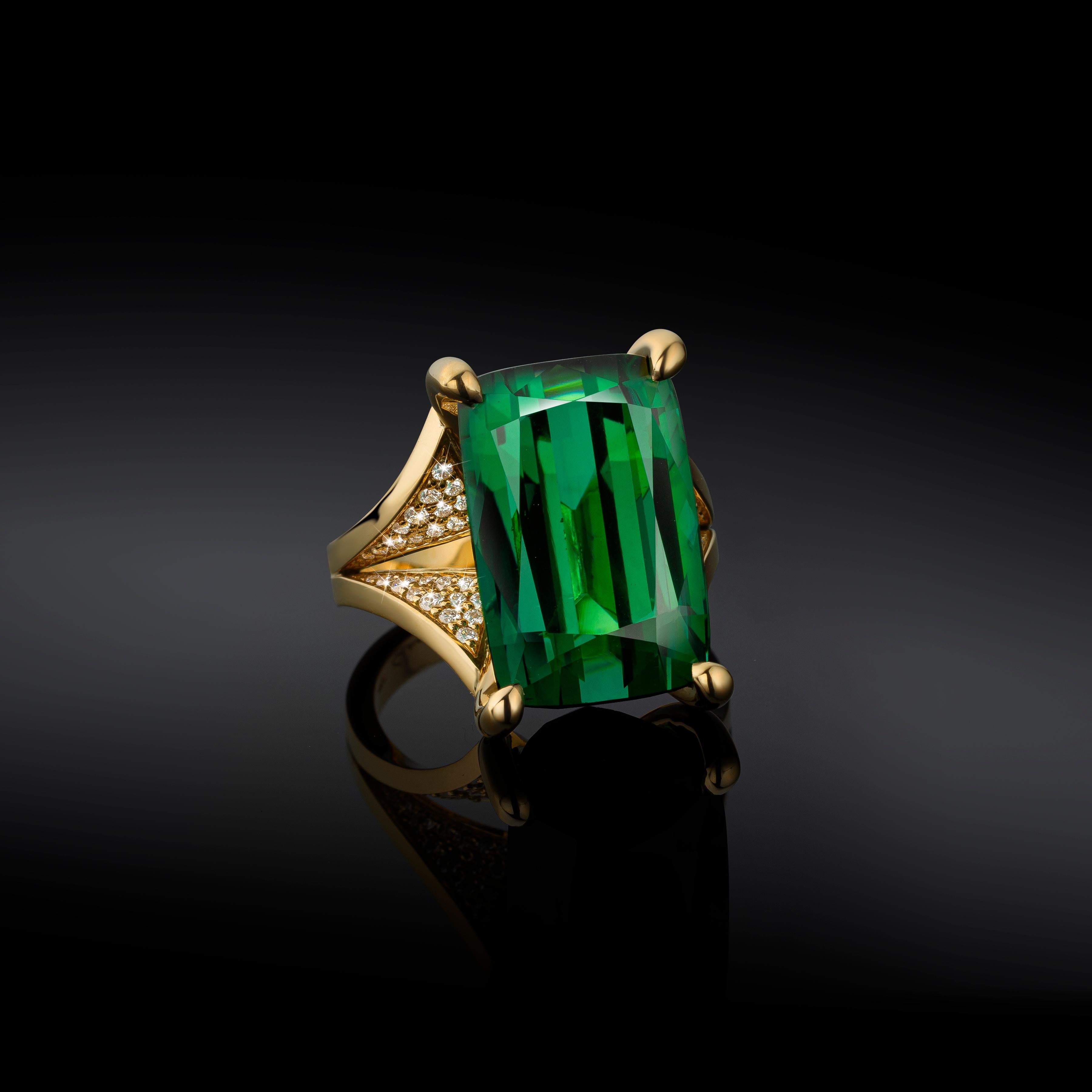 Cober “Stunning Green” with a 8.09 Carat Tourmaline and 56 Diamonds Fashion Ring In New Condition For Sale In OSS, NH