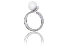 Cober “Tickling Curl” White gold with freshwater Pearl 0f 10 mm White Gold Ring