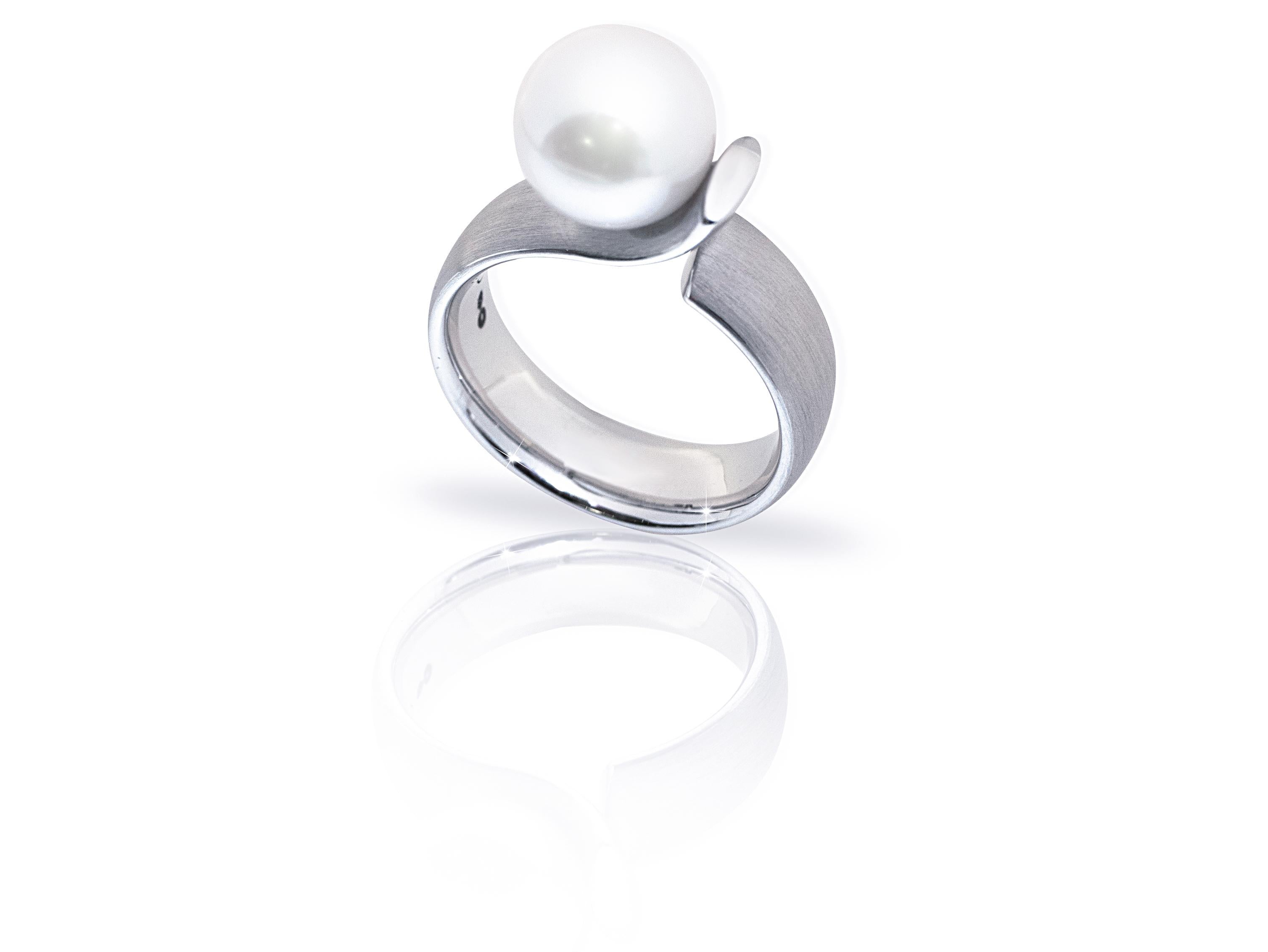 Contemporary Cober “Tickling Curl” White gold with freshwater Pearl 0f 10 mm White Gold Ring For Sale