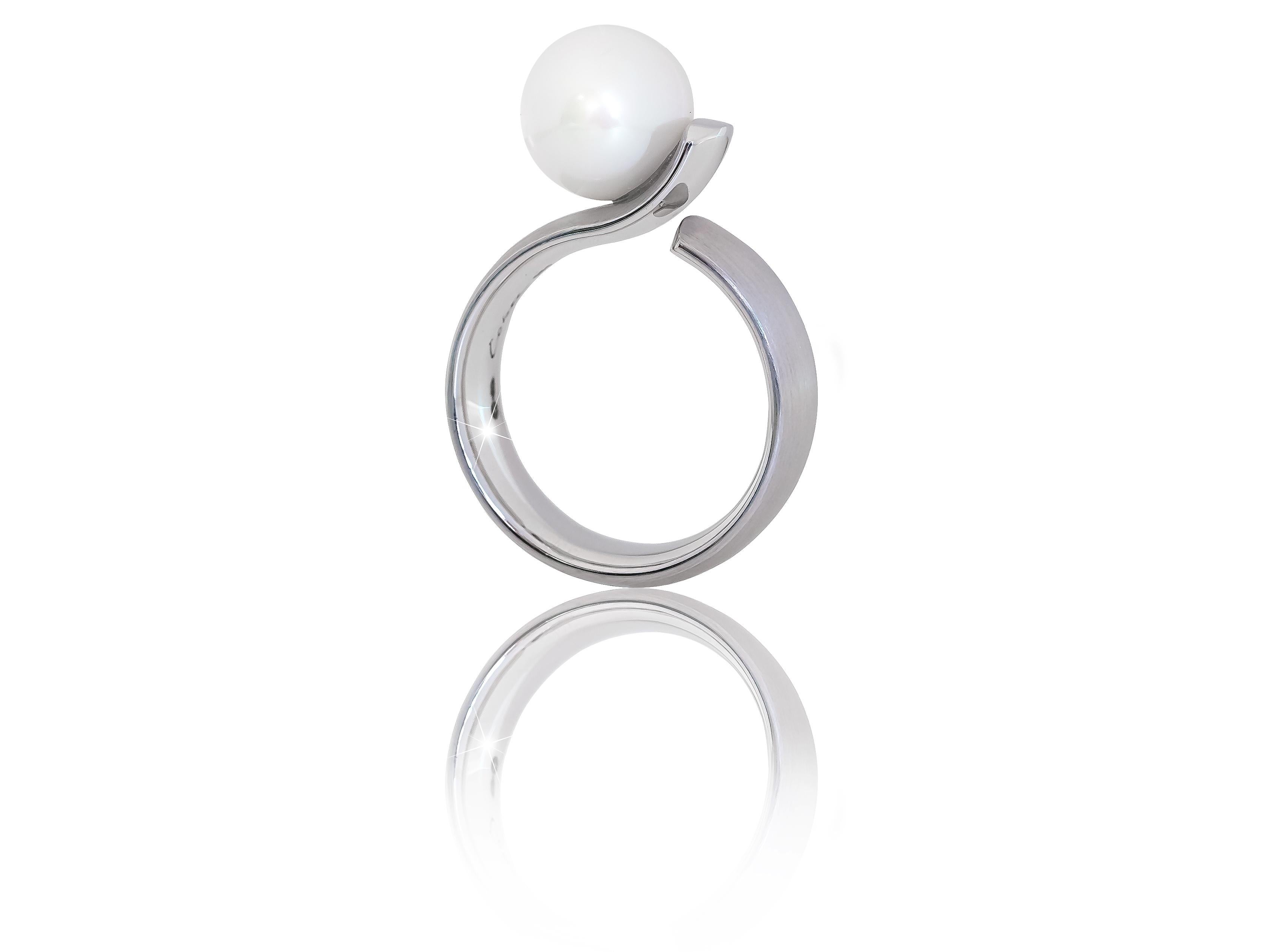 Round Cut Cober “Tickling Curl” White gold with freshwater Pearl 0f 10 mm White Gold Ring For Sale