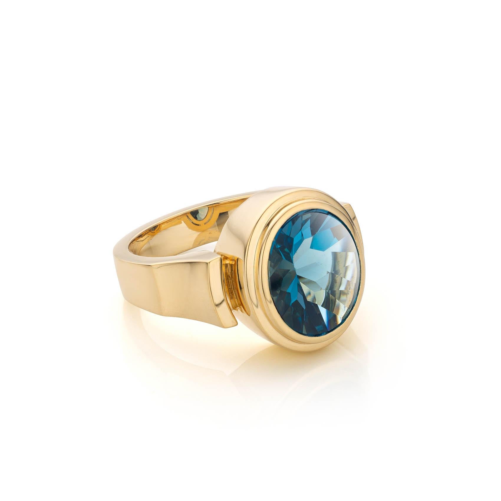 We invite you to see more of our collection from Cober Jewellery at 1stDibs!
You can type Cober Jewellery in the search bar to view more of our pieces of jewellery at our webshop.

14 Carat yellow gold signet ring. The 4,90 ct. bright blue Topaz