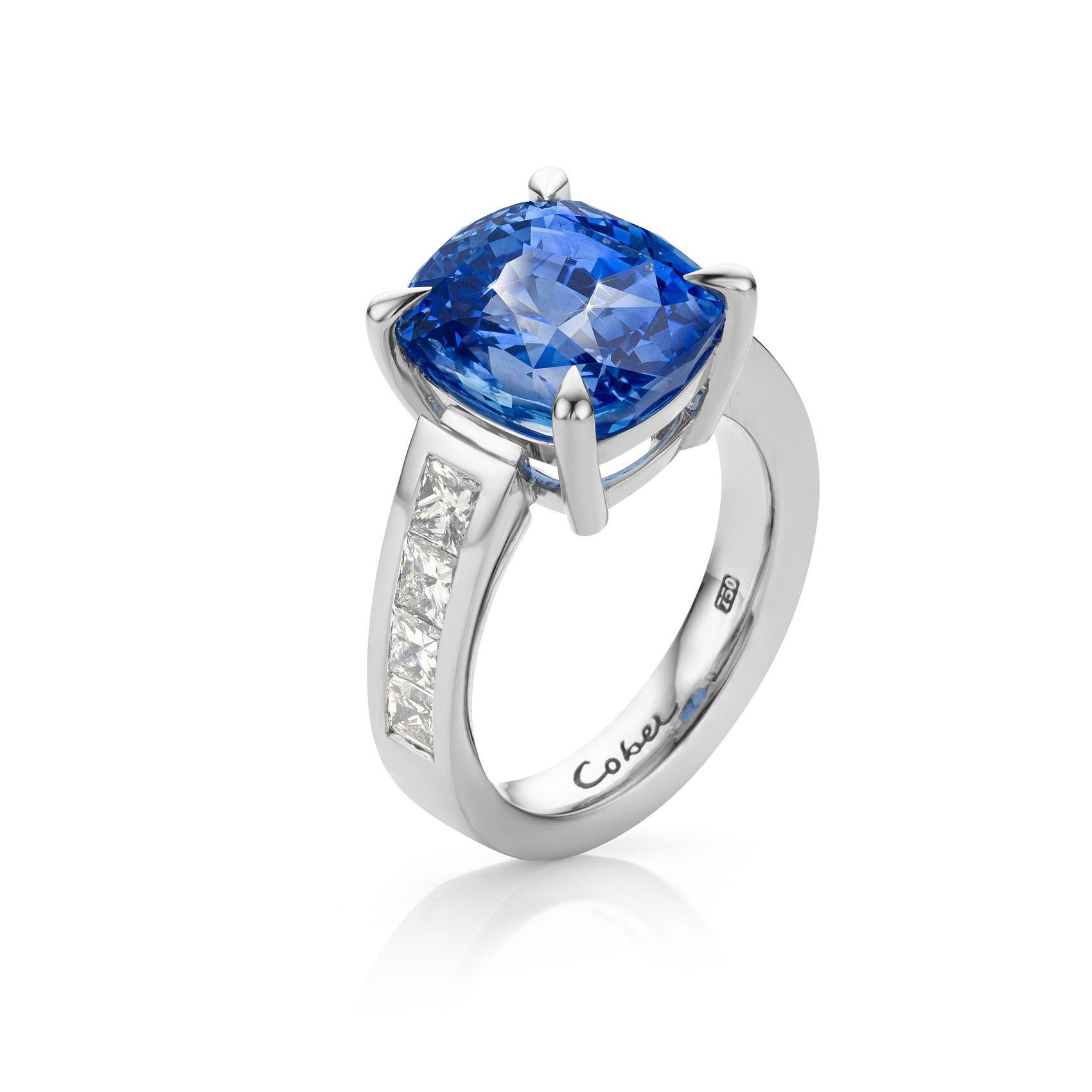 Contemporary Cober with a unique bright Sapphire of 10.17 Carat and Diamonds White Gold Ring For Sale