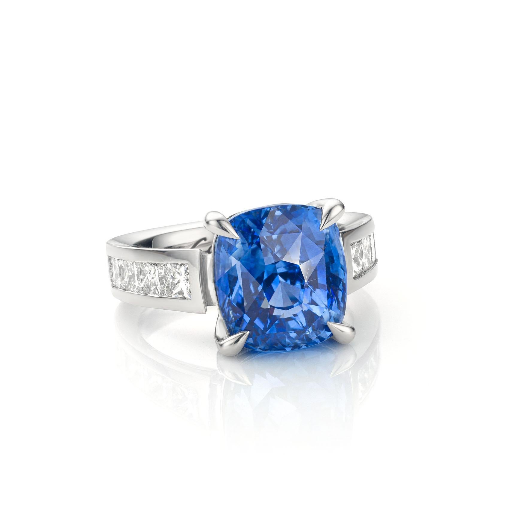 Contemporary Cober with a unique bright Sapphire of 10.17 Carat and Diamonds White Gold Ring For Sale