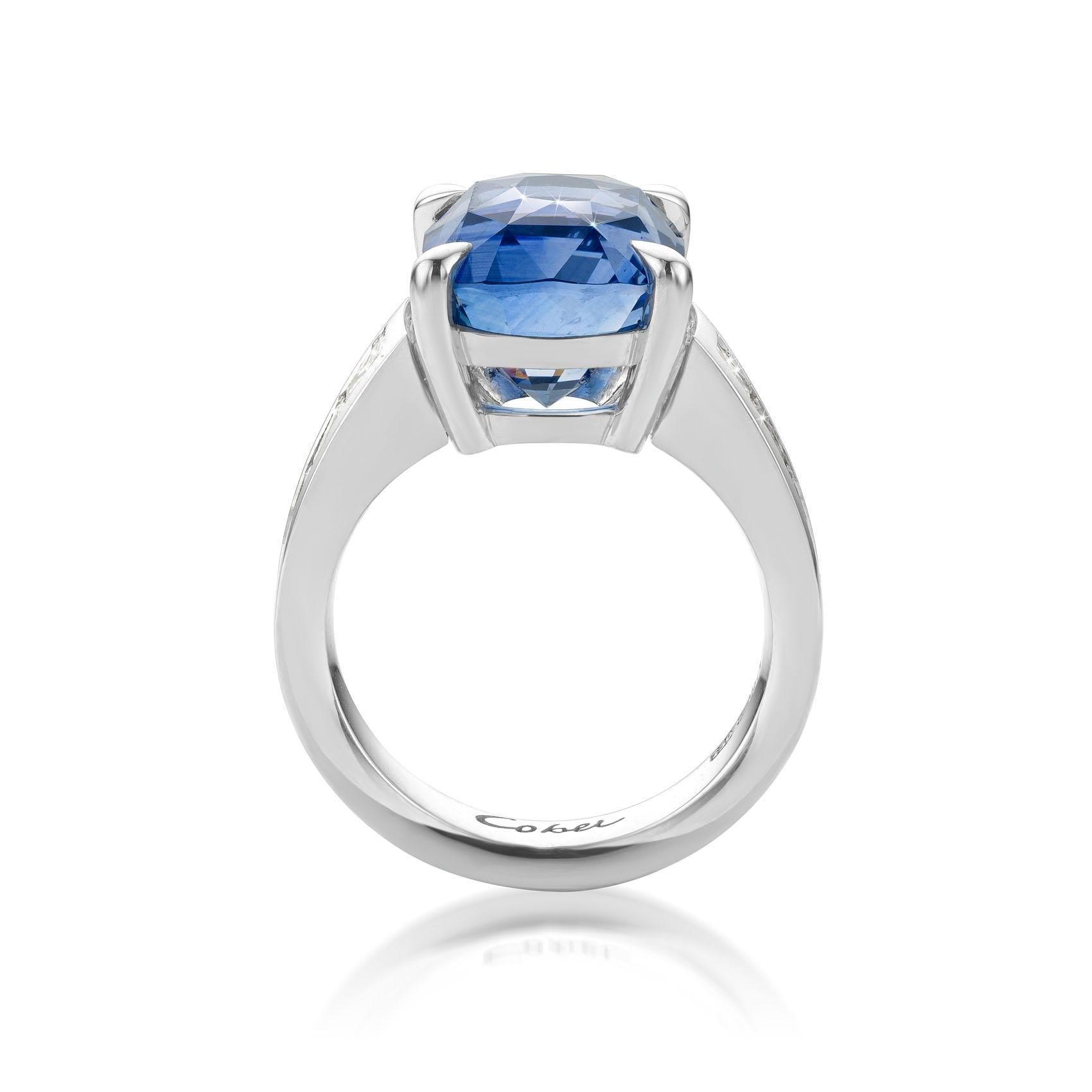 Women's Cober with a unique bright Sapphire of 10.17 Carat and Diamonds White Gold Ring For Sale