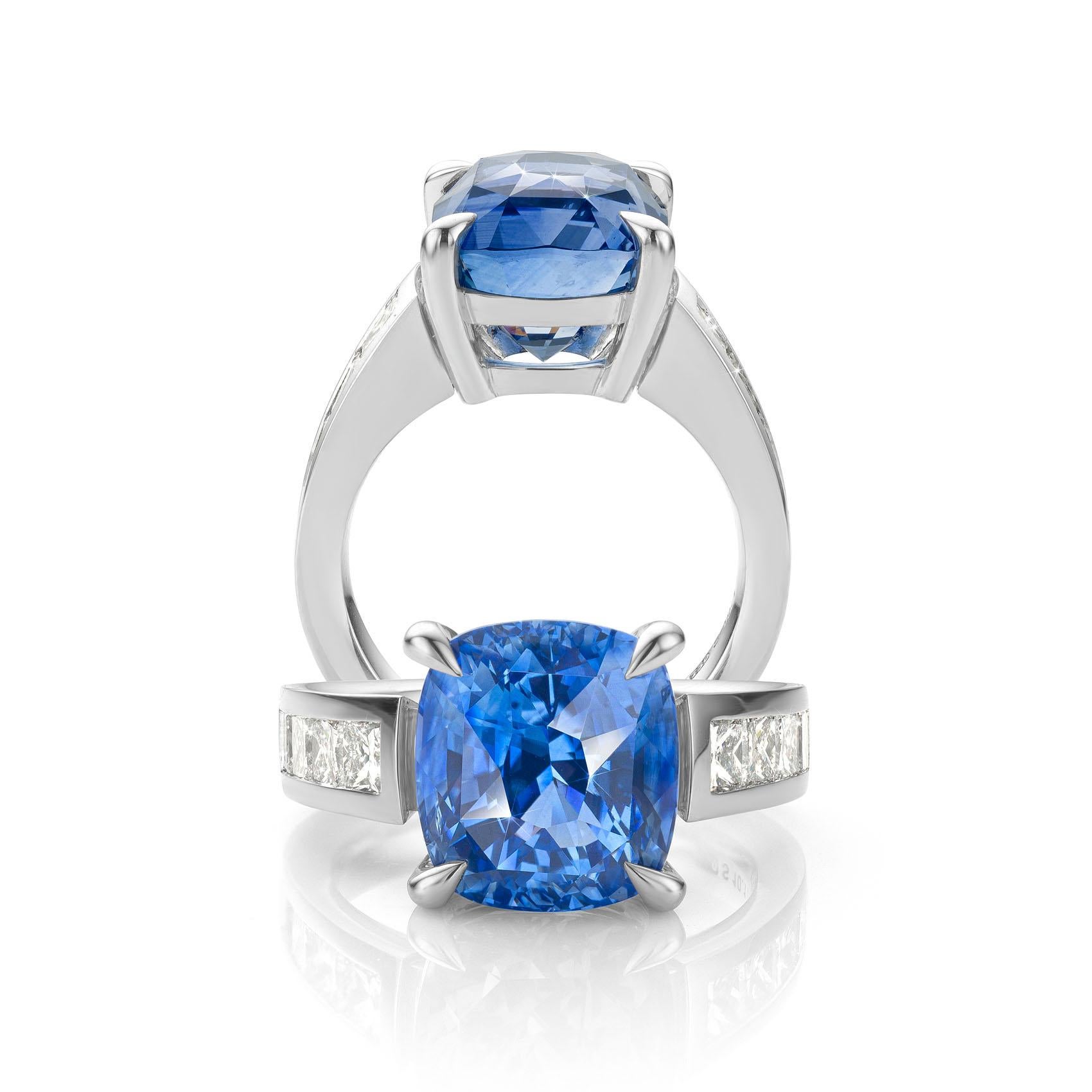 Cober with a unique bright Sapphire of 10.17 Carat and Diamonds White Gold Ring For Sale 1