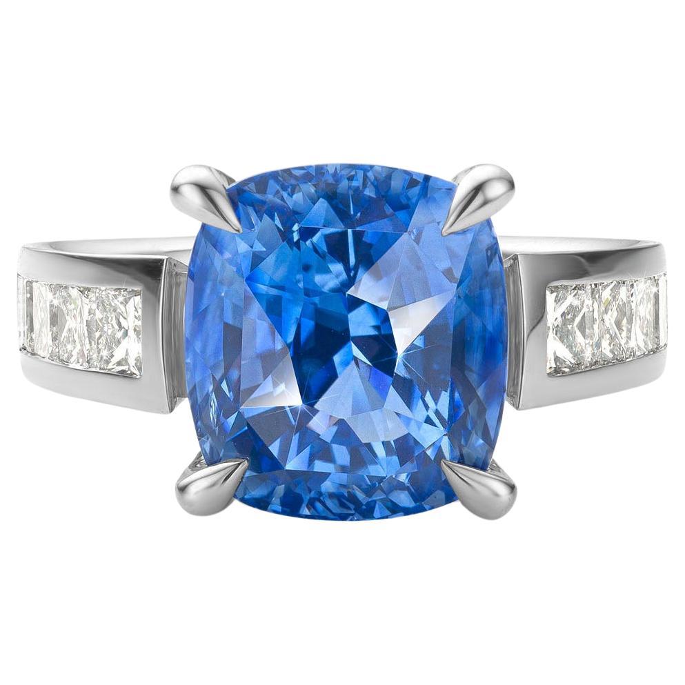 Cober with a unique bright Sapphire of 10.17 Carat and Diamonds White Gold Ring For Sale