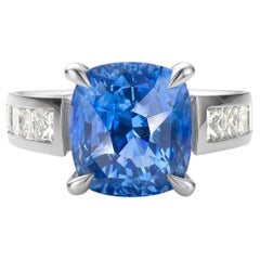 Cober with a unique bright Sapphire of 10.17 Carat and Diamonds White Gold Ring