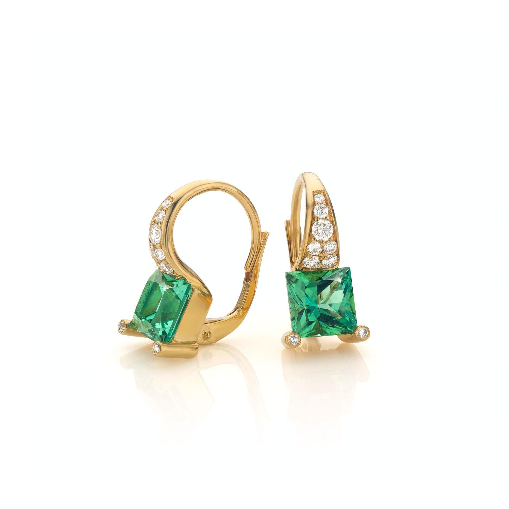 Contemporary Cober with Clear Green Tourmaline and Diamonds 18 Carat Yellow Gold Earrings  For Sale