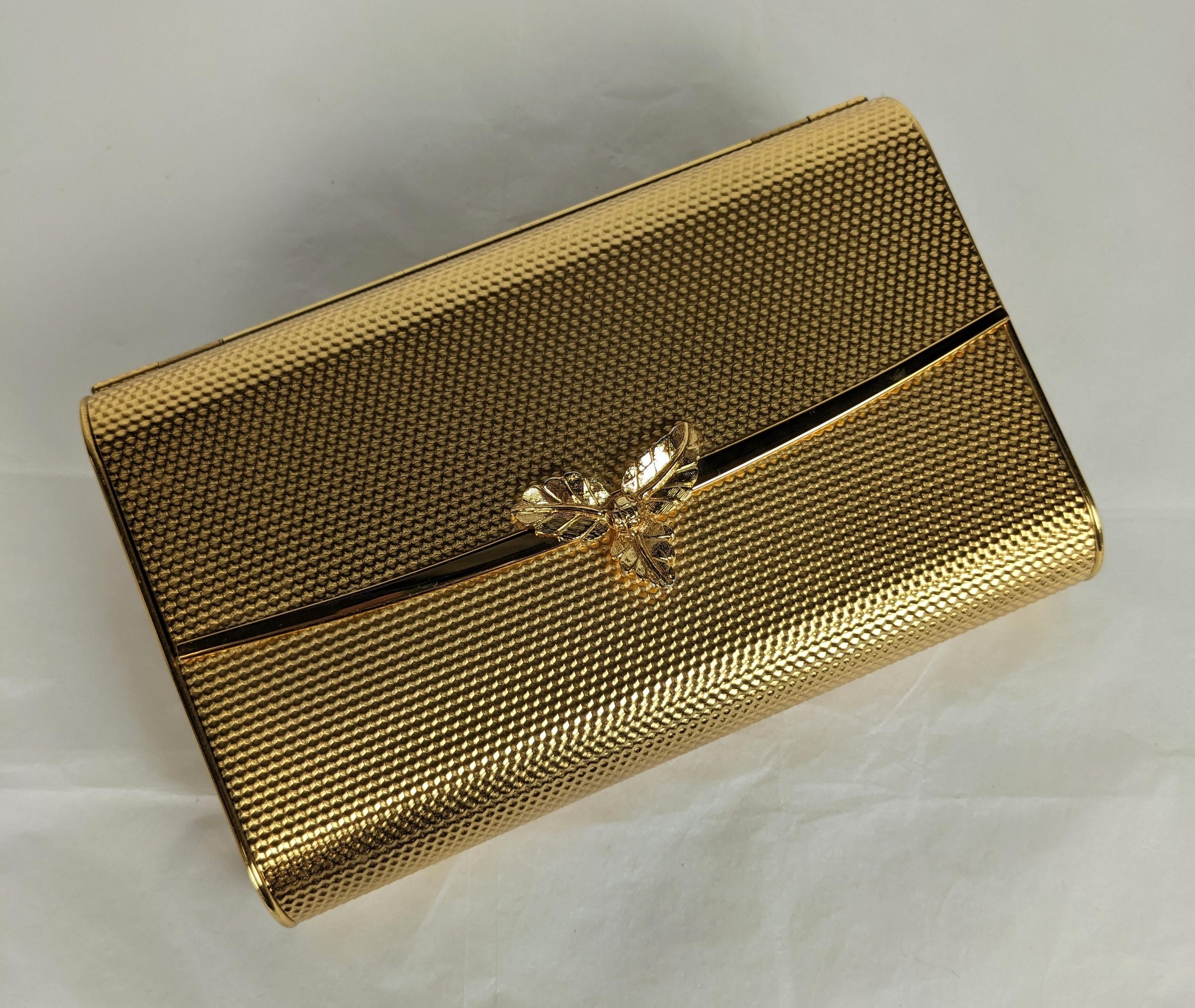 Coblentz Vergoldete Minaudiere aus strukturiertem Metall mit floralem Blattverschluss. Klappe mit Scharnier, gefüttert mit goldenem Leder, passend für ein Mobiltelefon. 1960er Jahre USA.