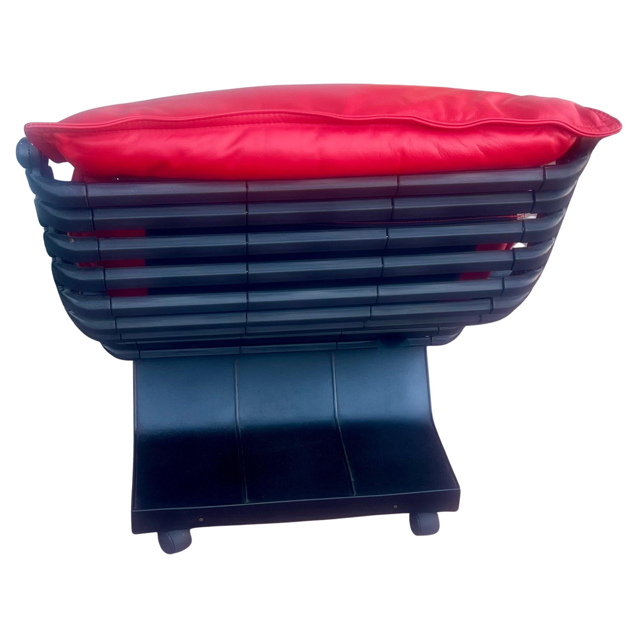 Cobra Lounge Chair by Giuseppe Zani for Zani Collezione Poltrone Italy NOS In Excellent Condition For Sale In San Diego, CA