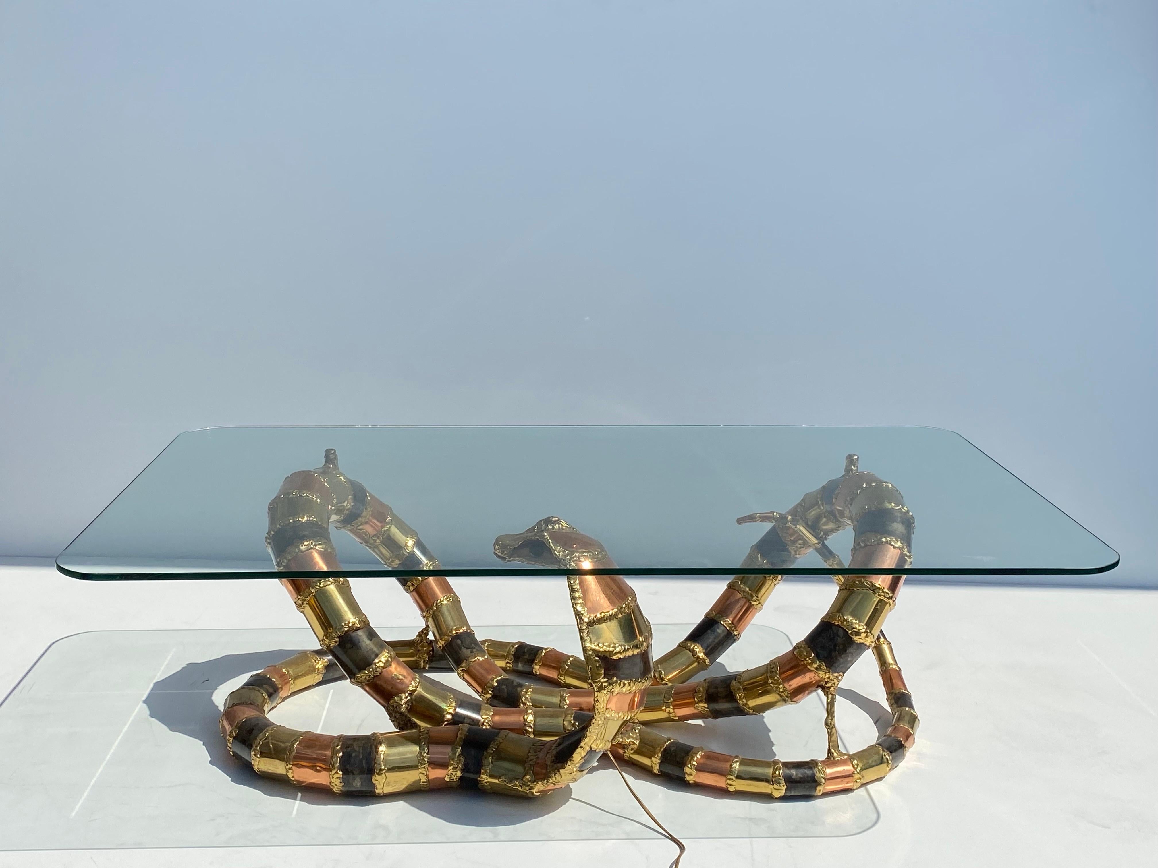 Table basse Cobra en laiton, bronze et cuivre par Henri Fernandez. Il y a une lumière sous la tête pour créer une ambiance fantaisiste la nuit. Le plateau en verre illustré mesure 30