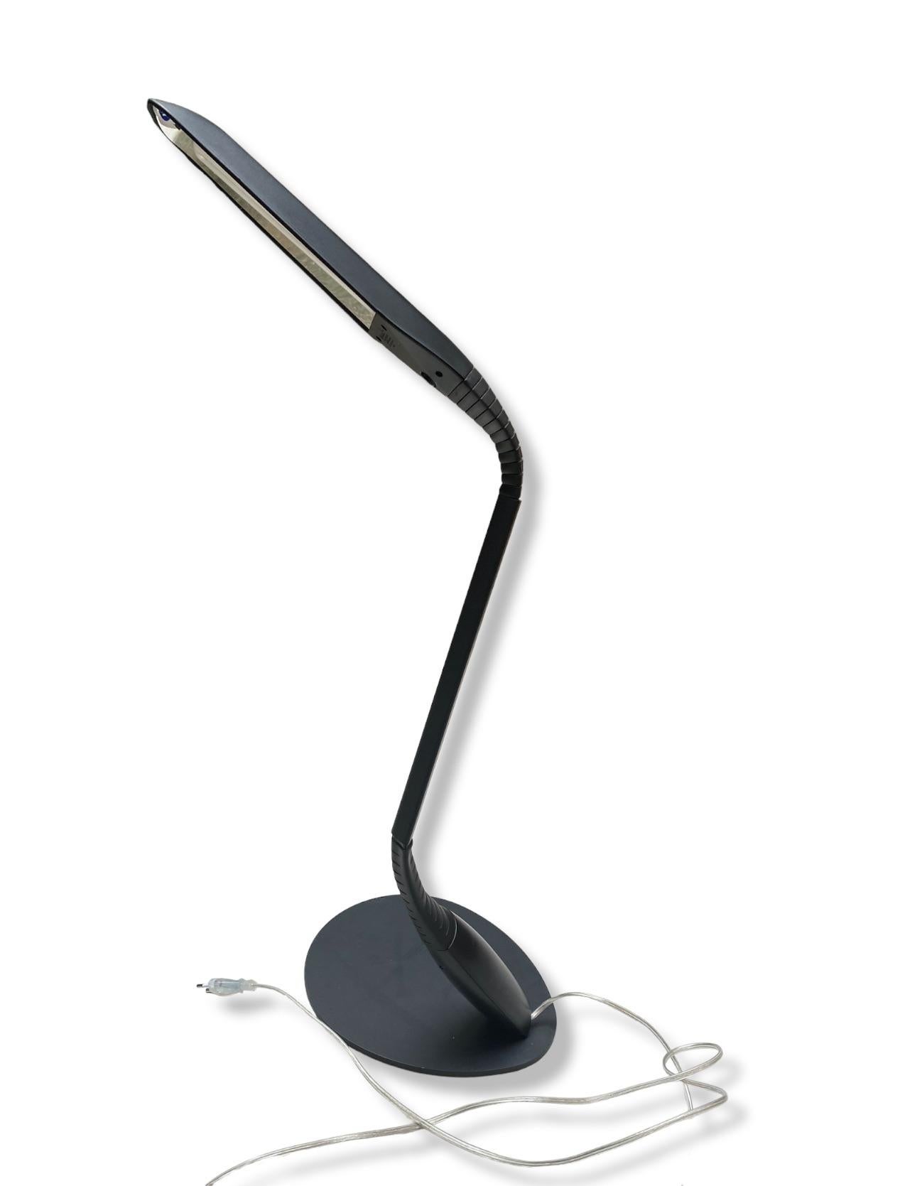 Lampe Cobra de Philippe Michel
Manade Edition 
Fabriqué en France 
Circa 1980 
Base en plastique et métal 
Lampe amovible 
H95 x 3 cm x 3 cm 
Base : L 29 cm x l 24 cm 


La lampe de bureau COBRA avec son éclairage au néon. Il se compose d'une base