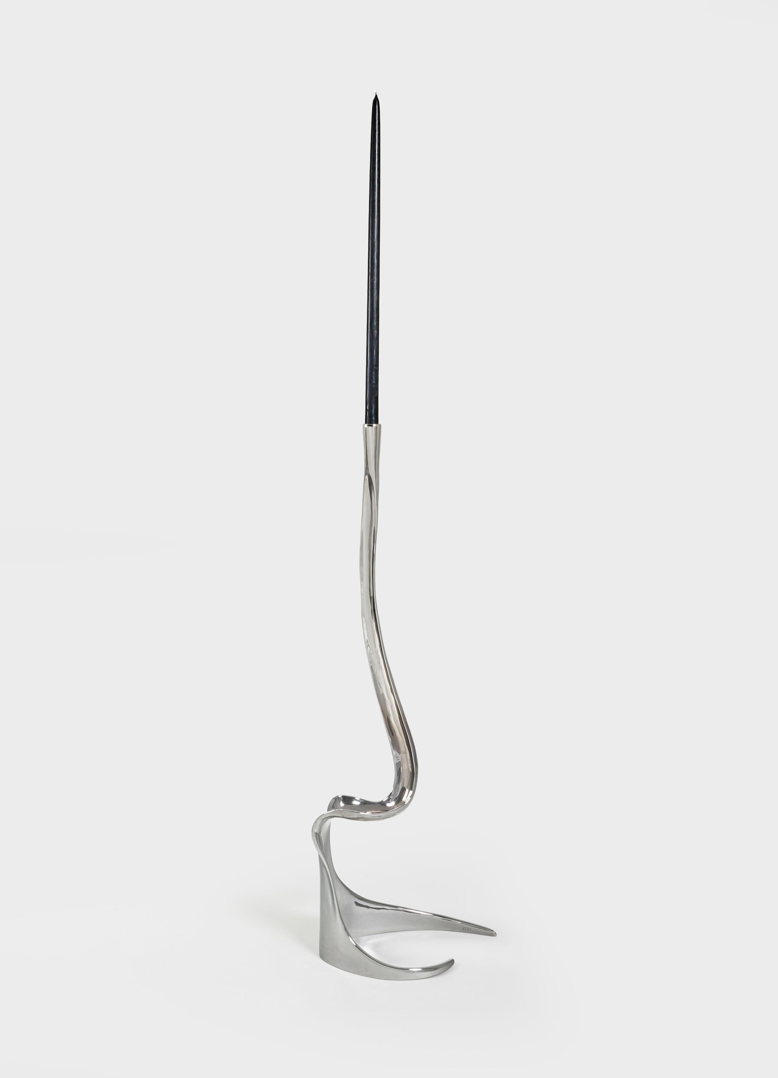 Porte-bougies en laiton Cobra Nickel, Viya par Vikram Goyal

Le serpent se faufile dans nombre de nos histoires, s'enroulant et s'élevant au gré des mythes et des souvenirs. Inspiré par des siècles de contes, ce chandelier sculptural s'inspire de la
