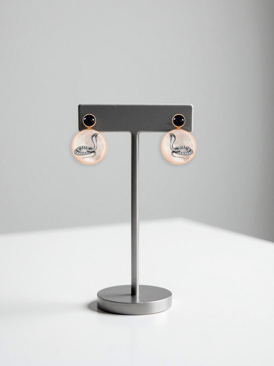 Pendientes de serpiente cobra en blanco y negro con ónice y madreperla Moderno en venta