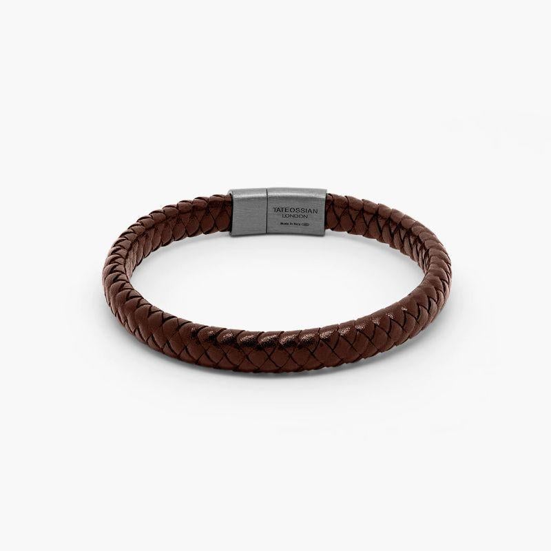 Cobra Sontuoso Bracelet in Italian Brown Leather with Black Rhodium Plated Sterling Silver, Size L

Brown-coloured Italian leather strands are delicately woven together to create a textural braid. Finished in a black rhodium plated sterling silver