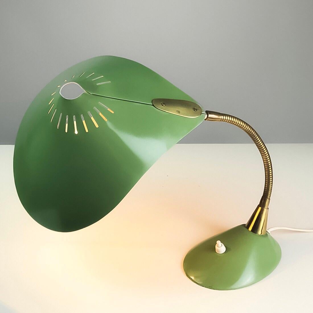 Quando troviamo un gioiello raro come questa lampada da tavolo modernista in metallo a forma di cobra realizzata dall'azienda tedesca Cosack Leuchten nel 1955, ci chiediamo: 