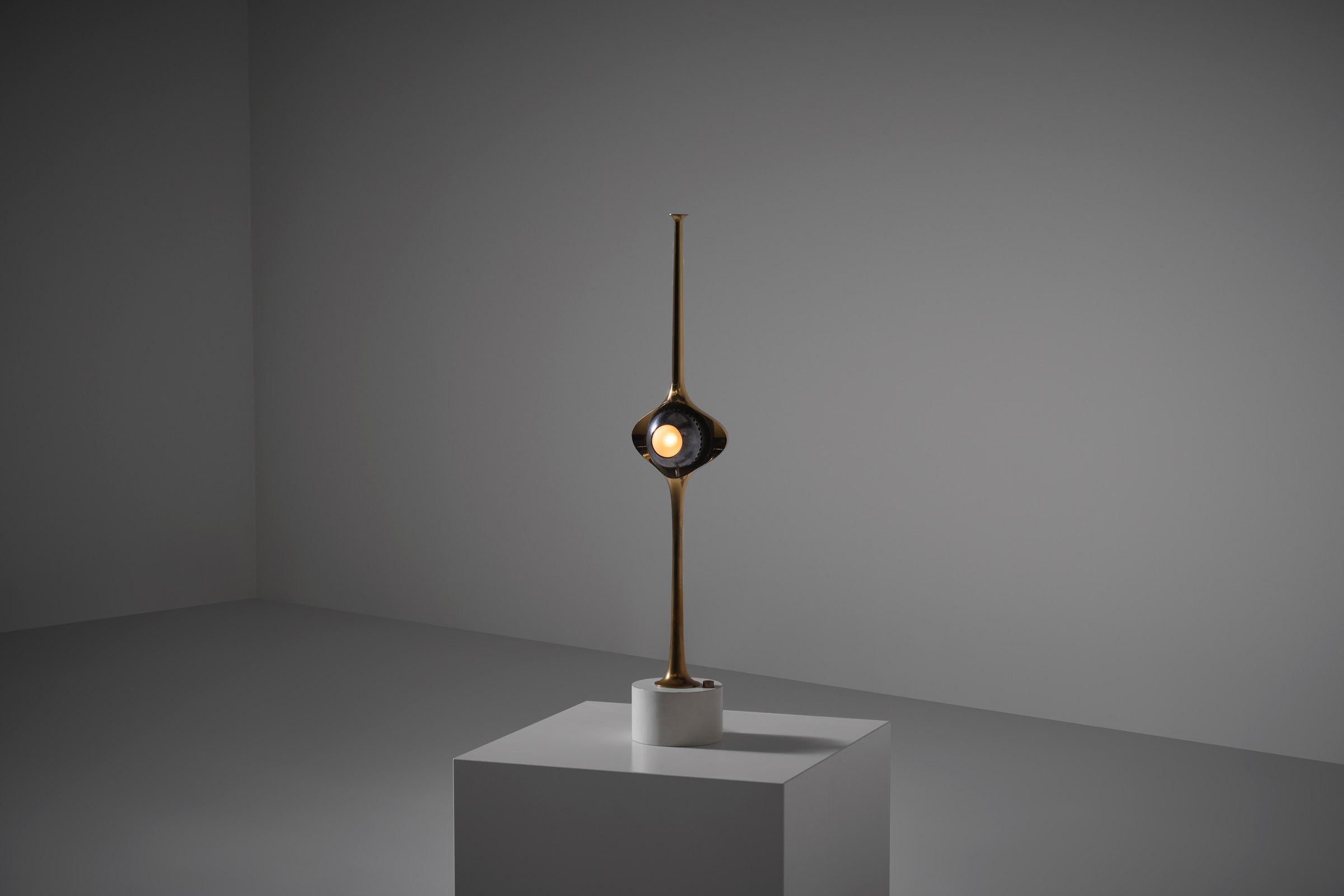 Lampe de table Cobra mod. 12919 en laiton poli par Angelo Lelii pour Arredoluce, Italie 1962. Design-Light intrigant d'une élégante tige tubulaire en forme de tulipe avec un spacieux luminaire ovale impressionné en forme de 